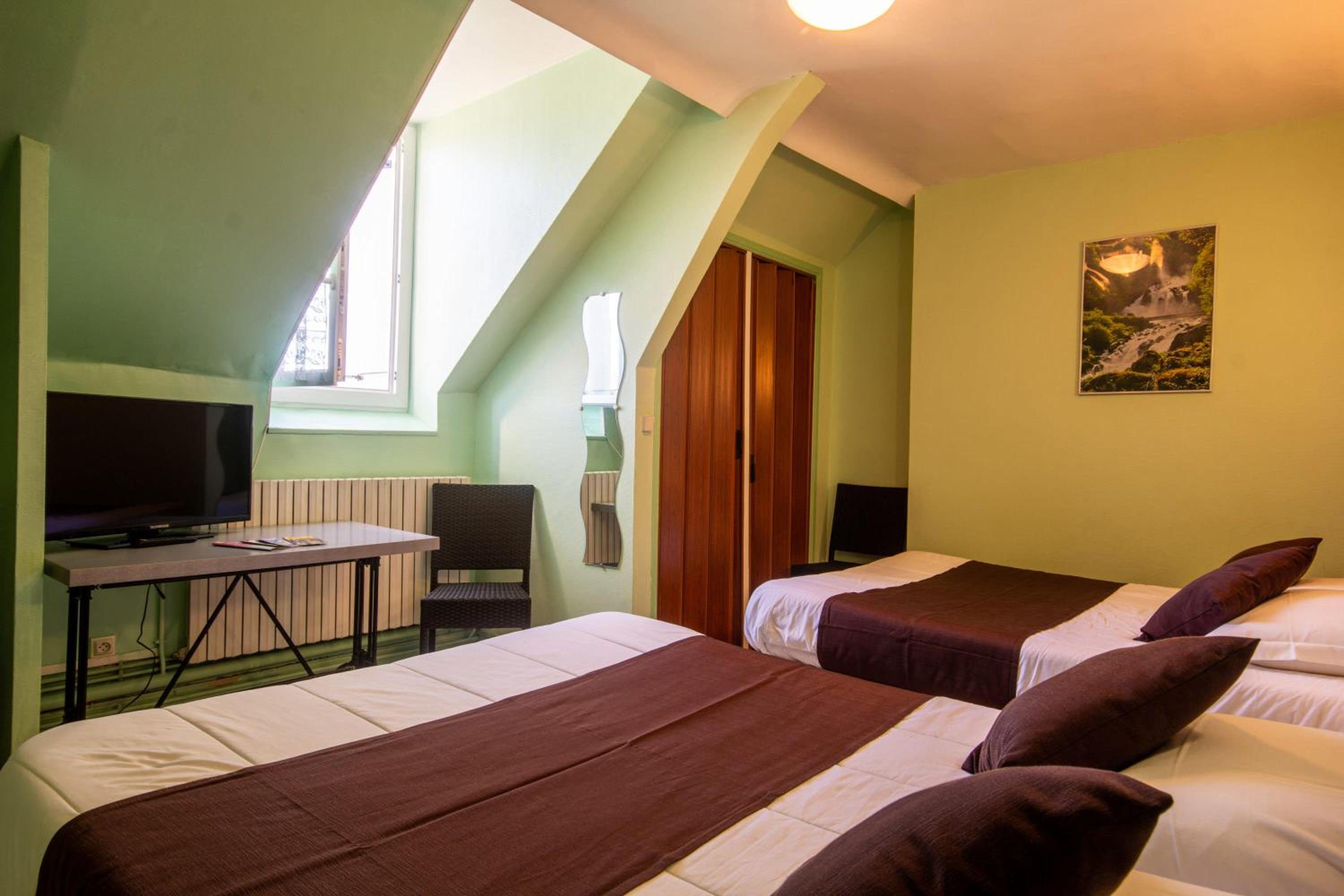 Quadruple Room - Photo 8