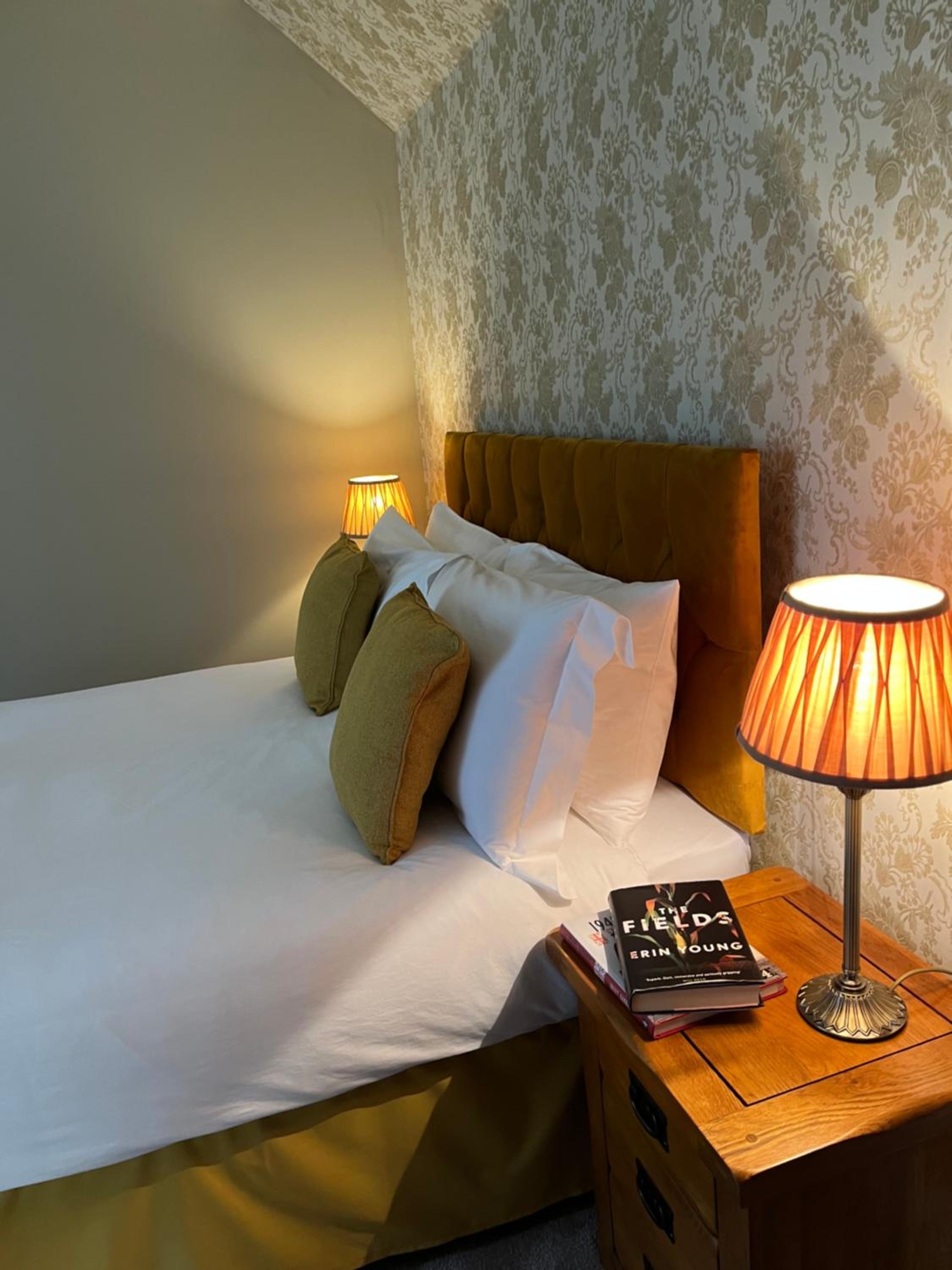 Deluxe King Room - Photo 7