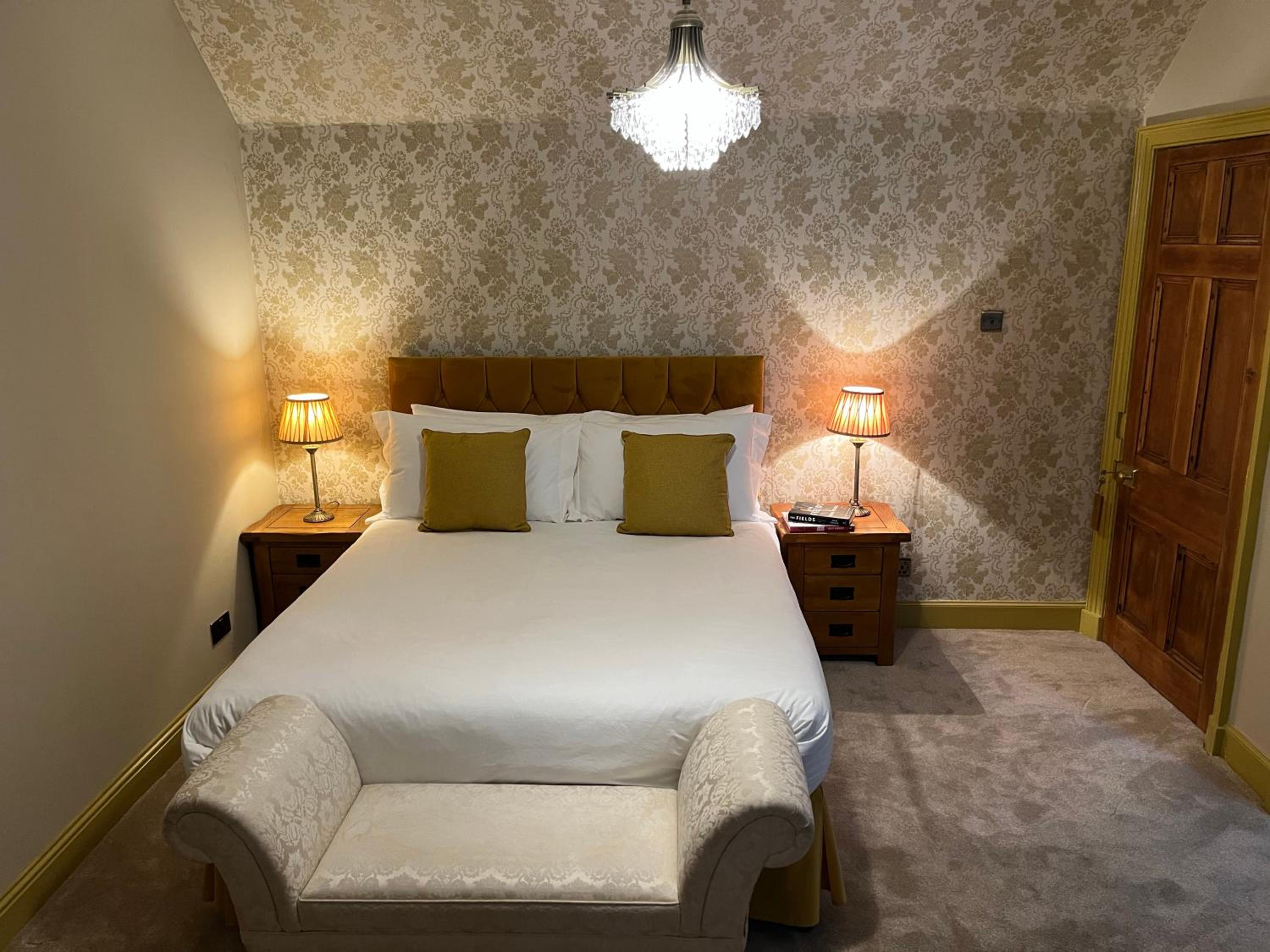 Deluxe King Room - Photo 8
