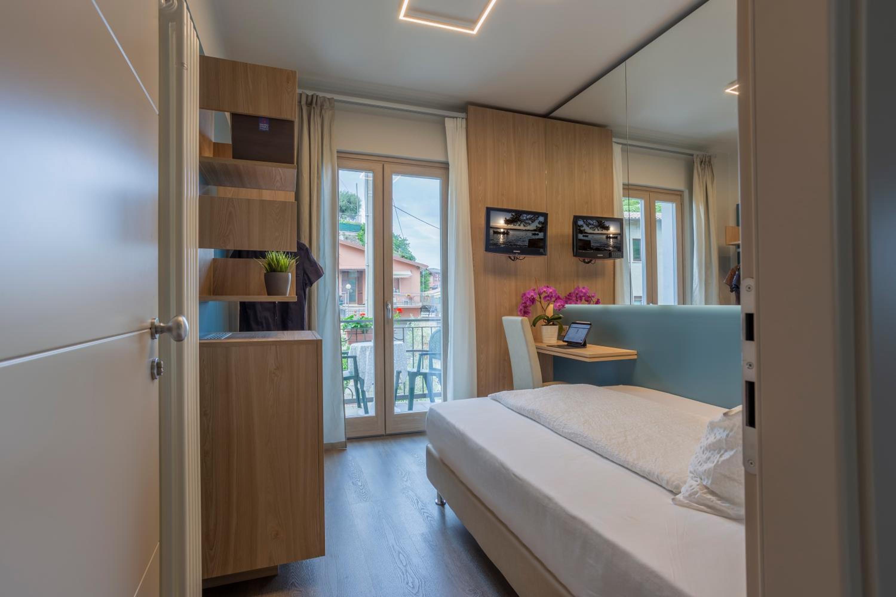 Small Double Room with Balcony and Partial Lake View photo 1