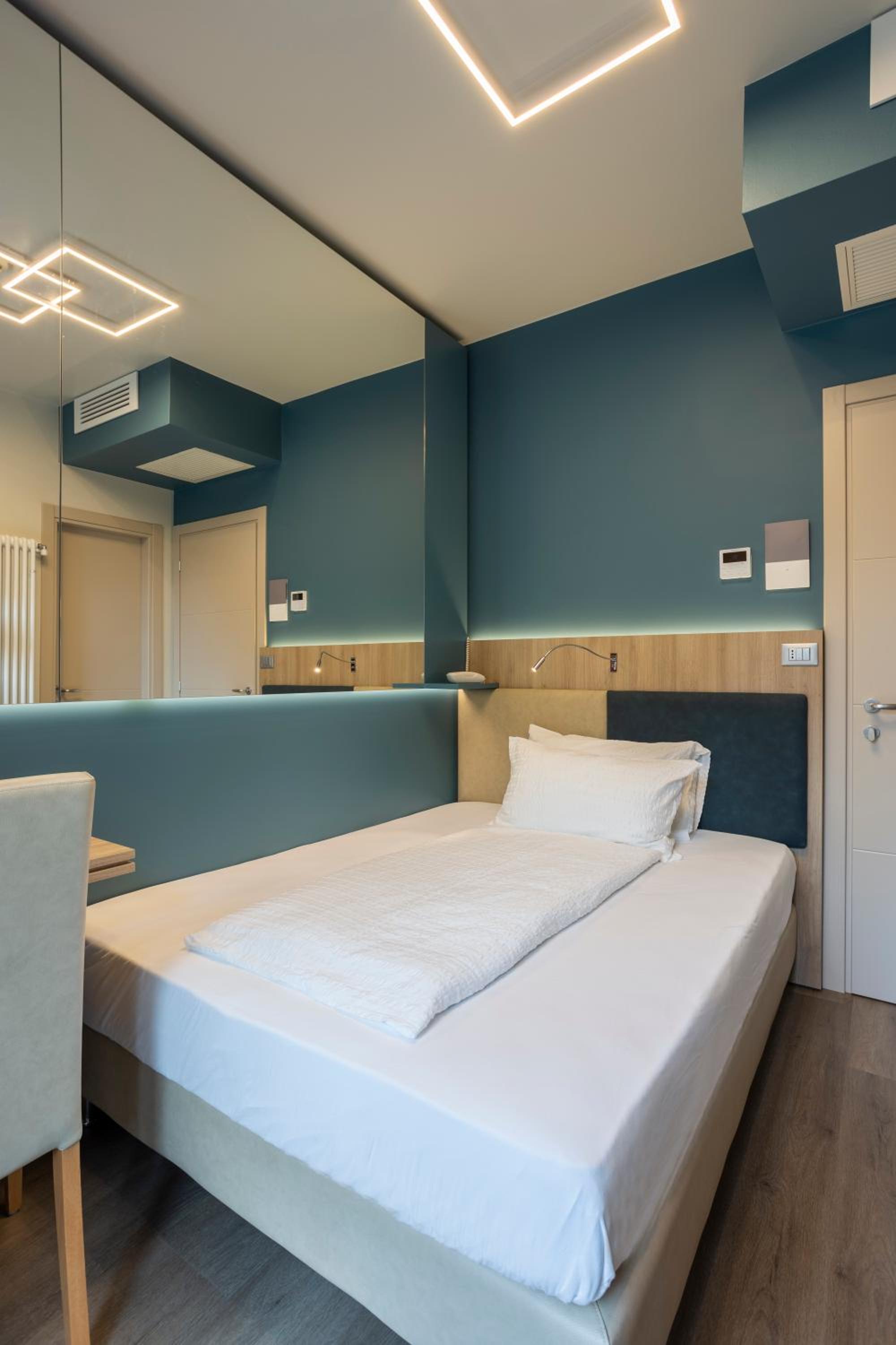 Small Double Room with Balcony and Partial Lake View photo 3