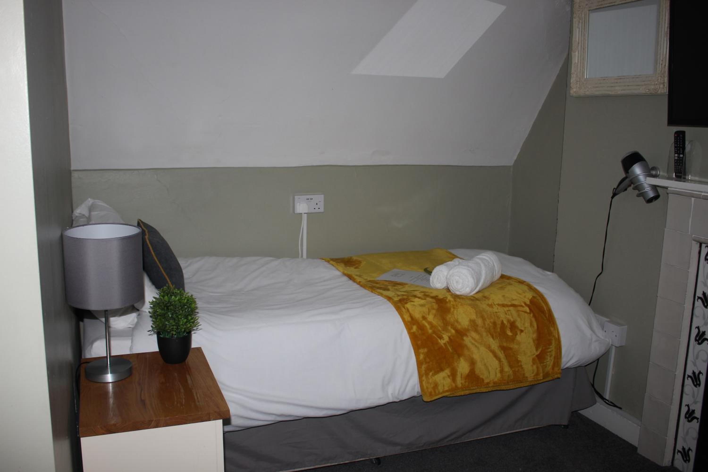Single Room with Private Bathroom photo 2