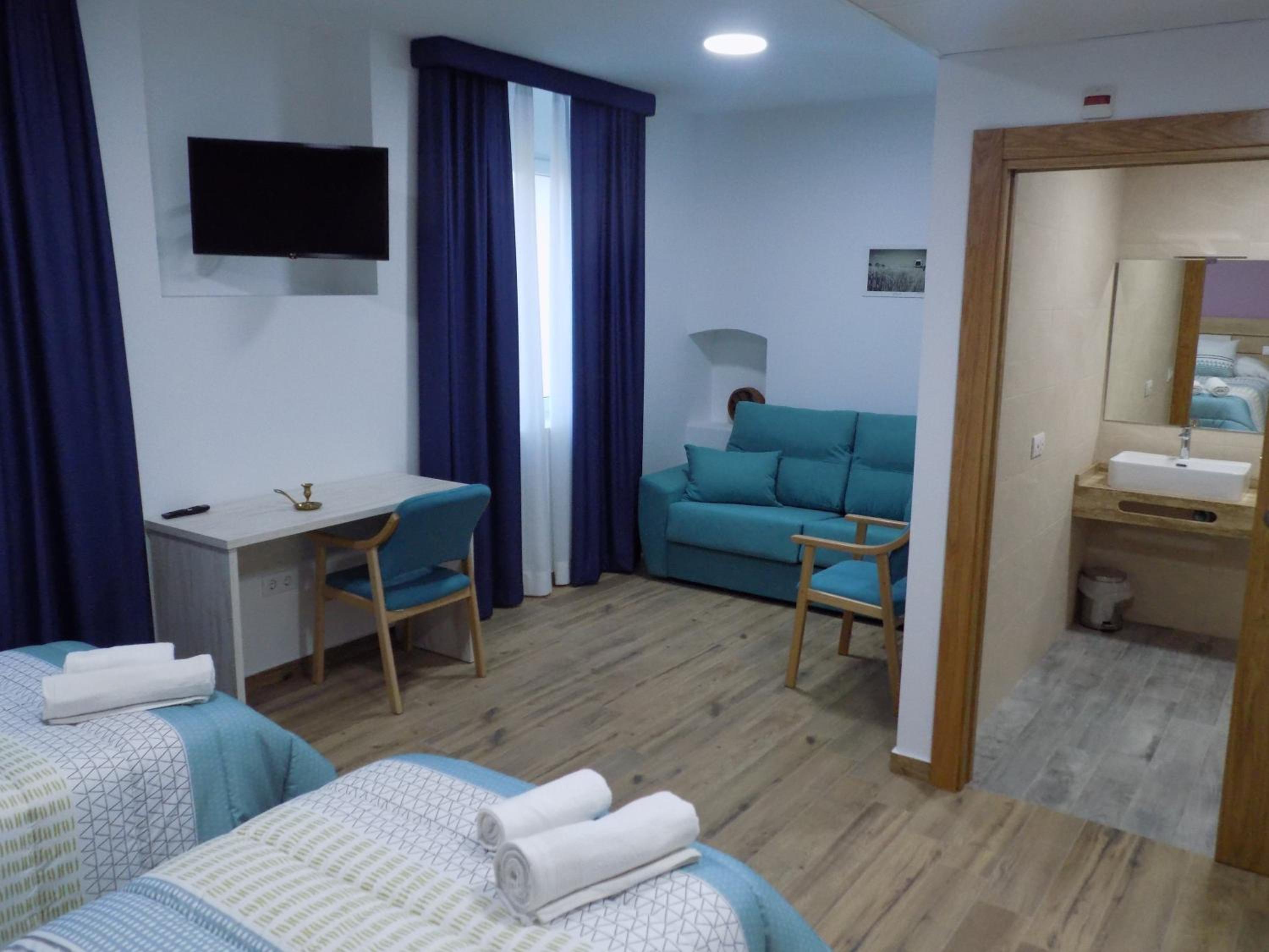 Double or Twin Room with Extra Bed photo 2