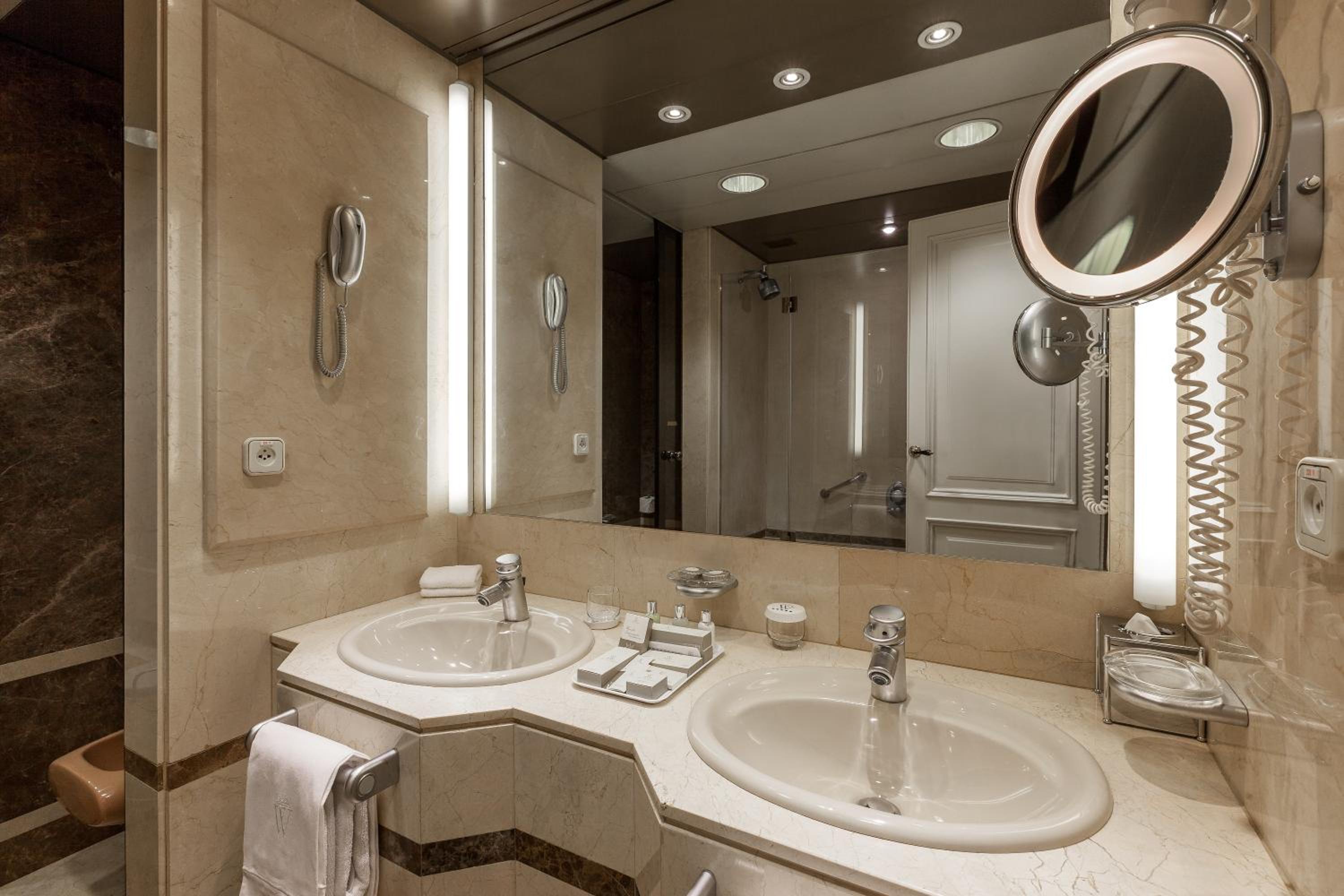 Junior Suite - The Wellington Club - Photo 12