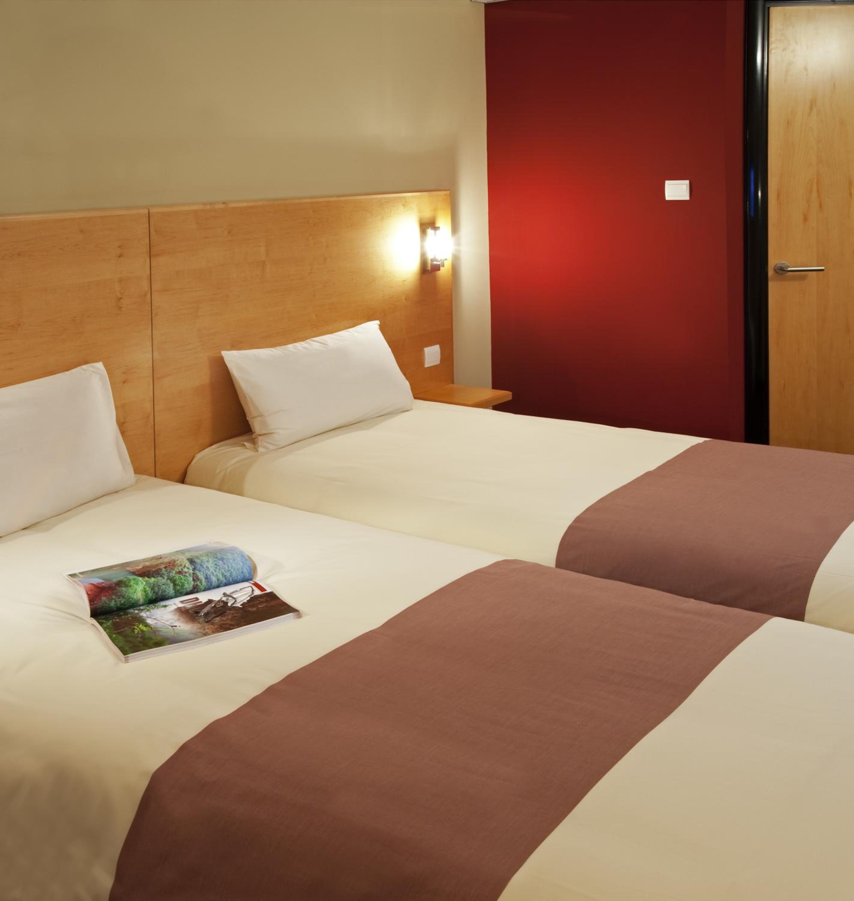 Standard Twin Room - Photo 2