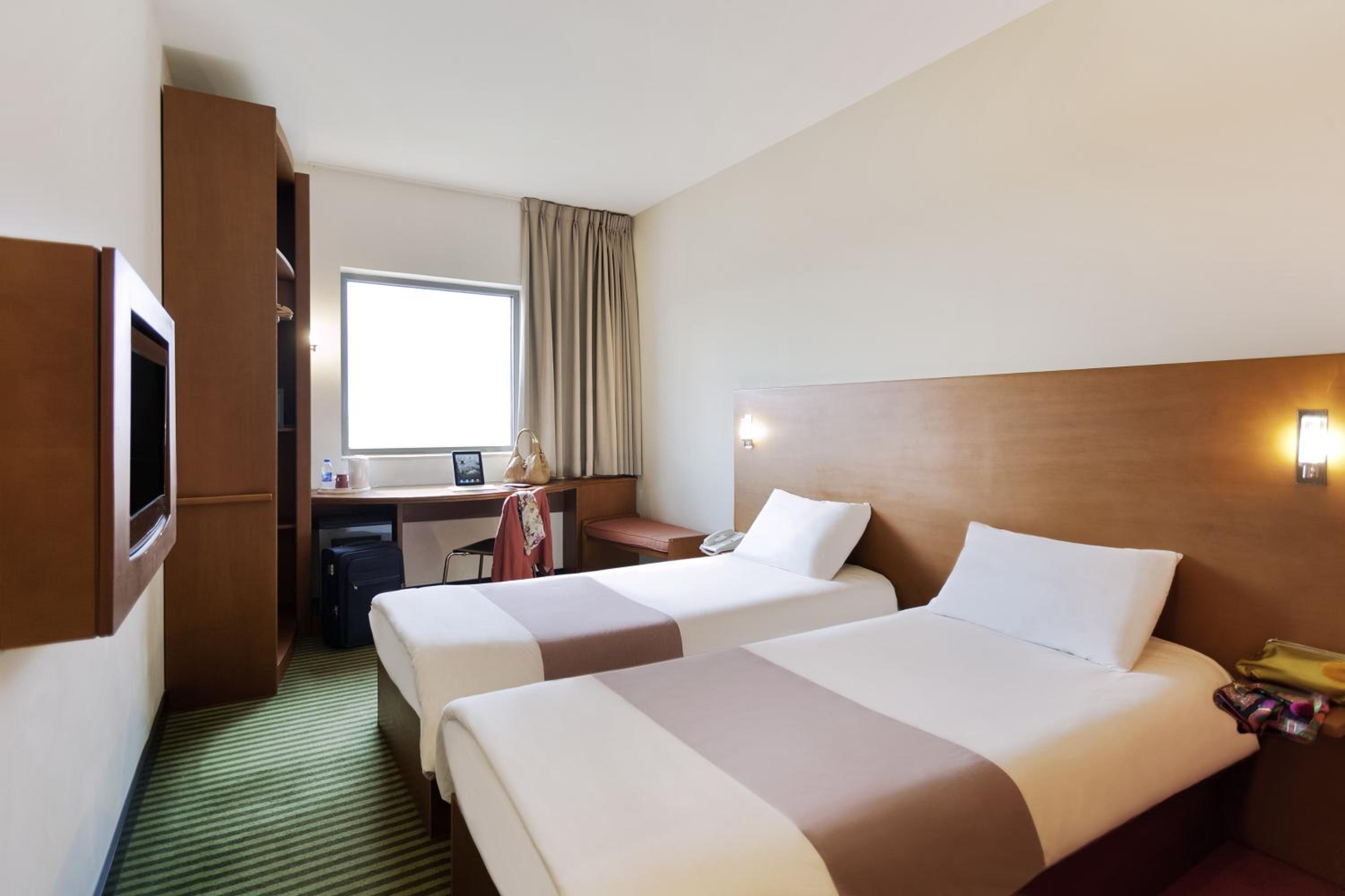 Standard Twin Room - Photo 4