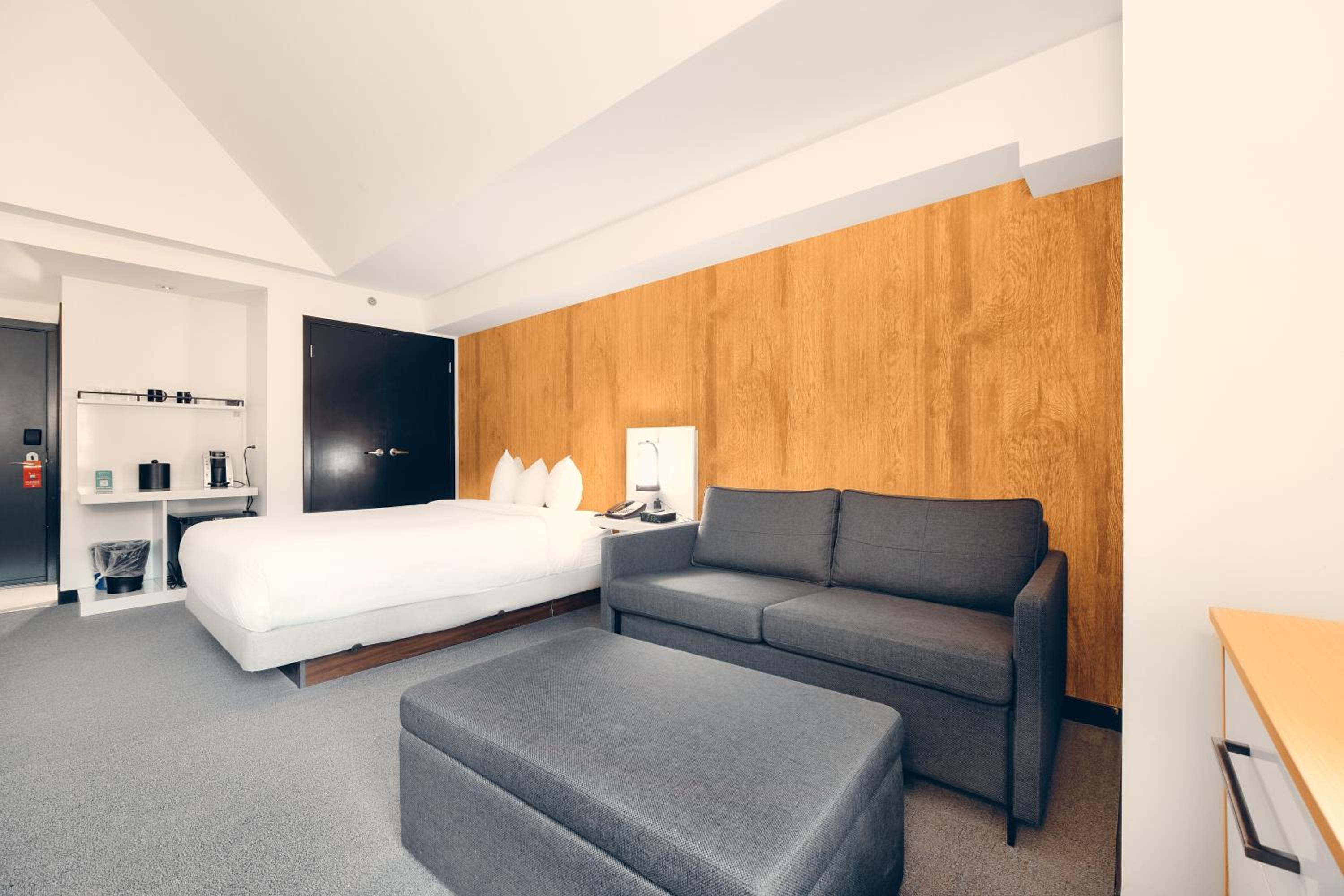 Deluxe Queen Room with Sofa Bed - Photo 4