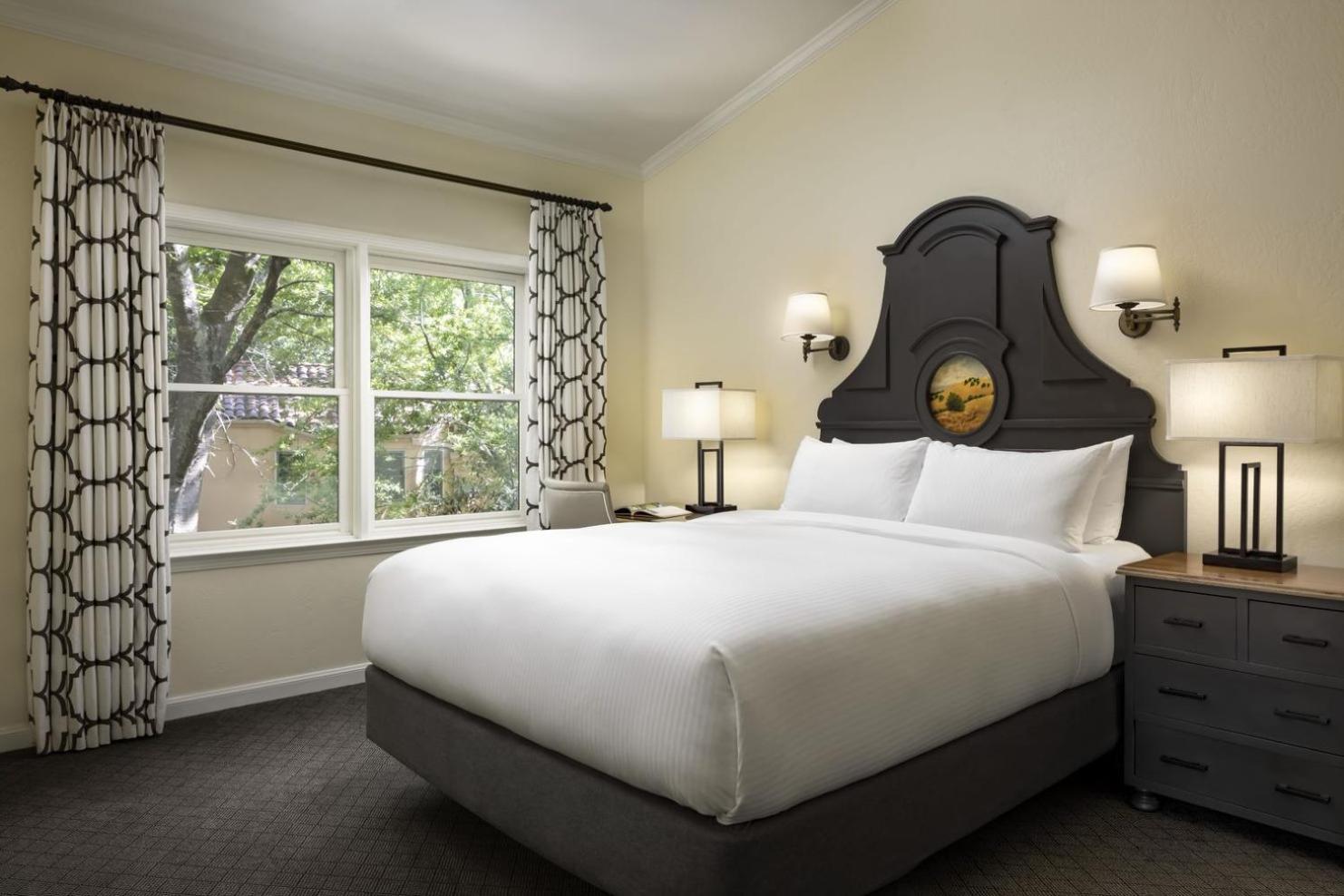 One-Bedroom King Suite with Bath Tub and Sofa Bed - Fireplace/Patio/Balcony/Garden View - Photo 2