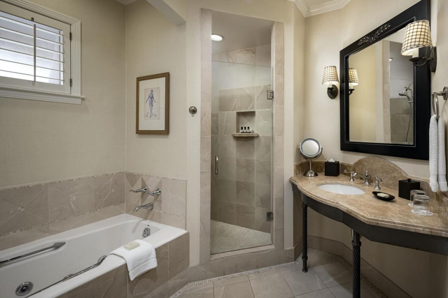 One-Bedroom King Suite with Bath Tub and Sofa Bed - Fireplace/Patio/Balcony/Garden View - Photo 3