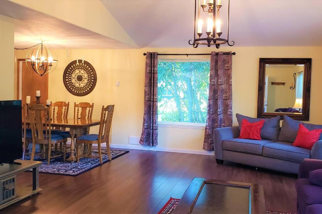 Five-Bedroom House photo 1