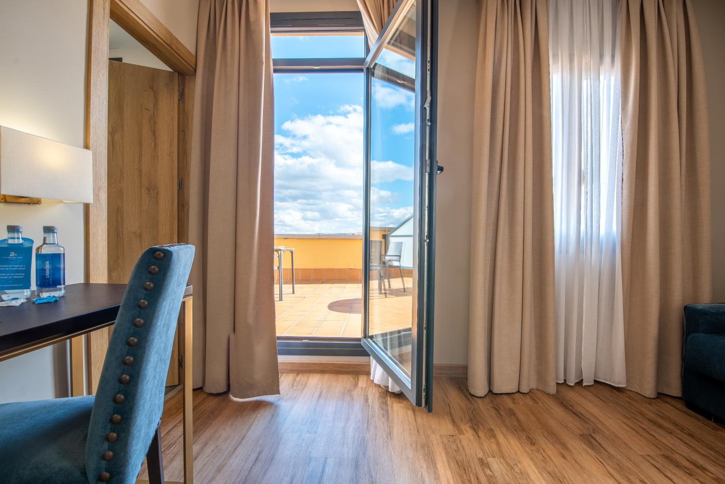 Twin Room with View - Photo 3