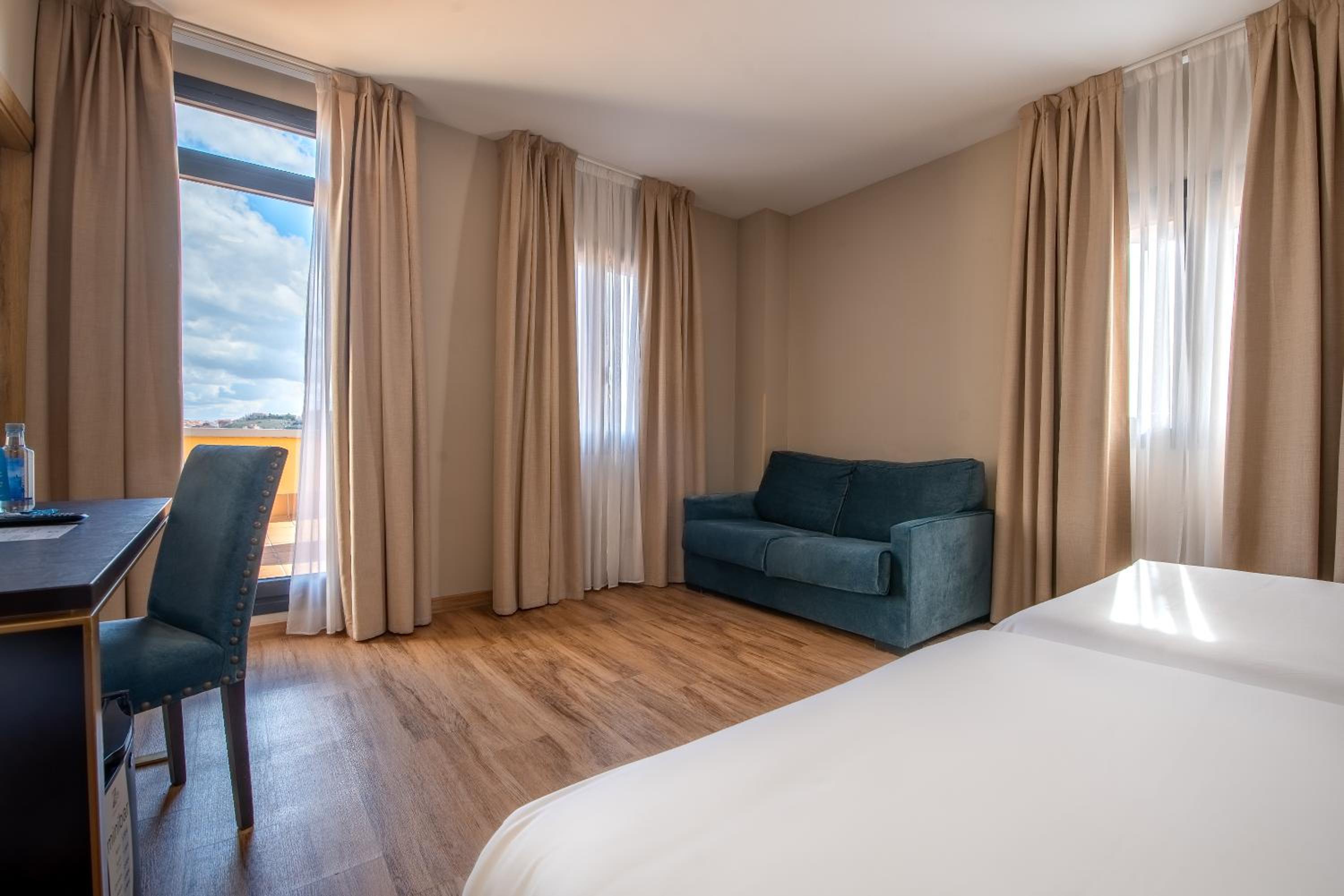 Twin Room with View - Photo 2