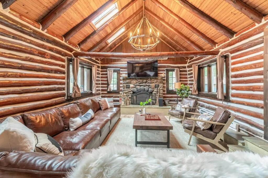 Six-Bedroom House photo 1