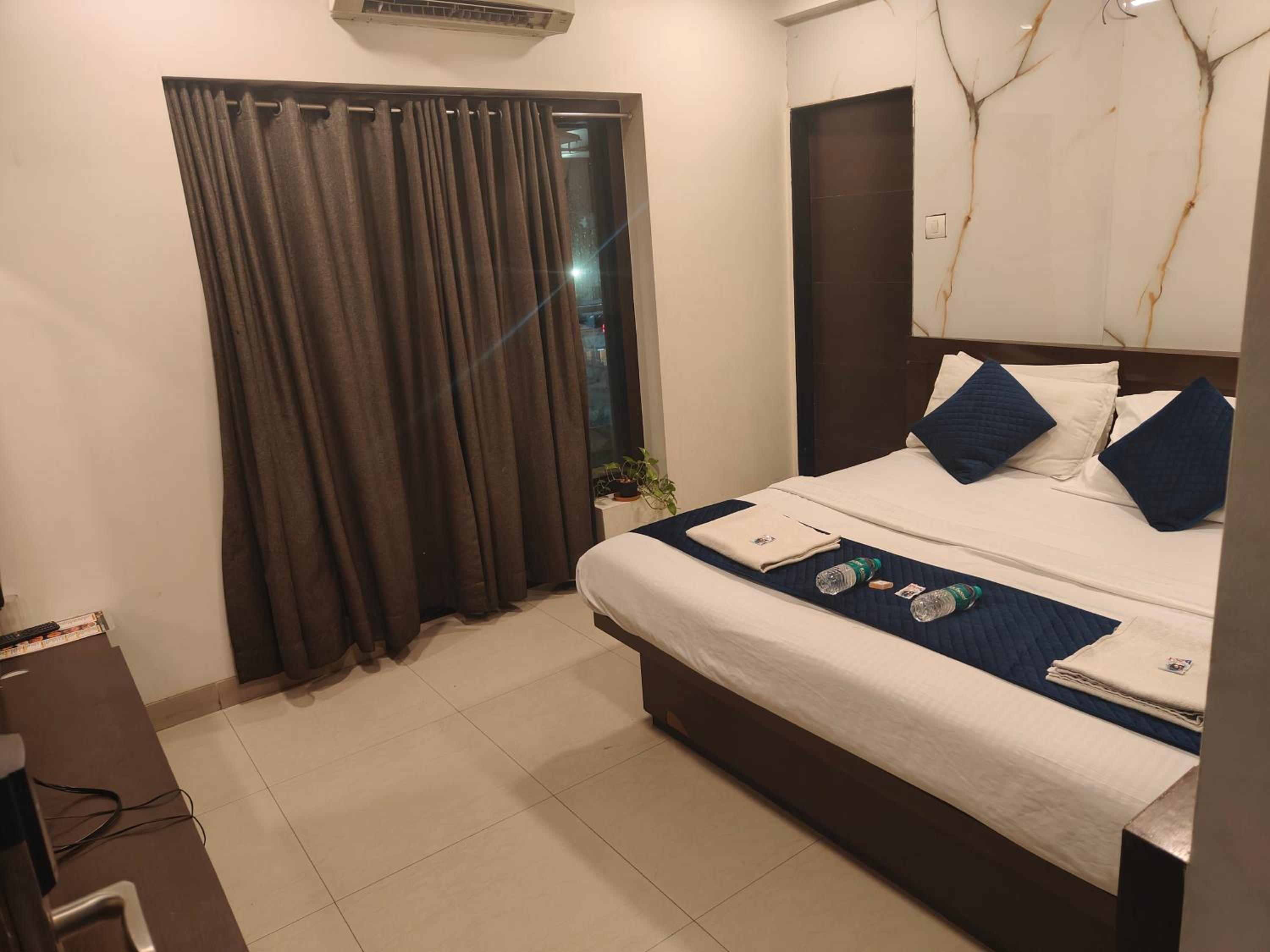 2 Bed A/C Room - Photo 12