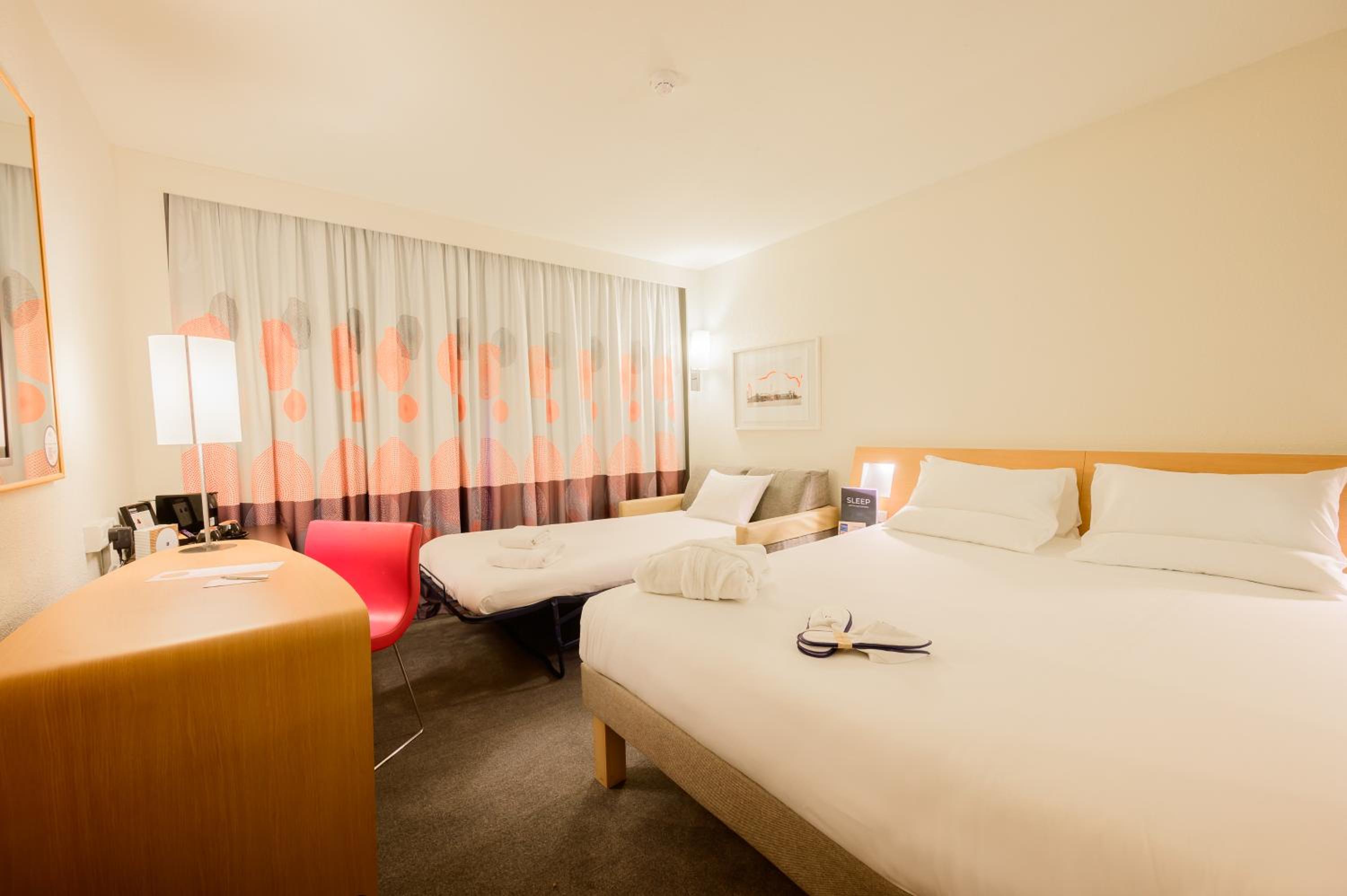 Executive Room with 1 Queen Bed and Sofa - Photo 5