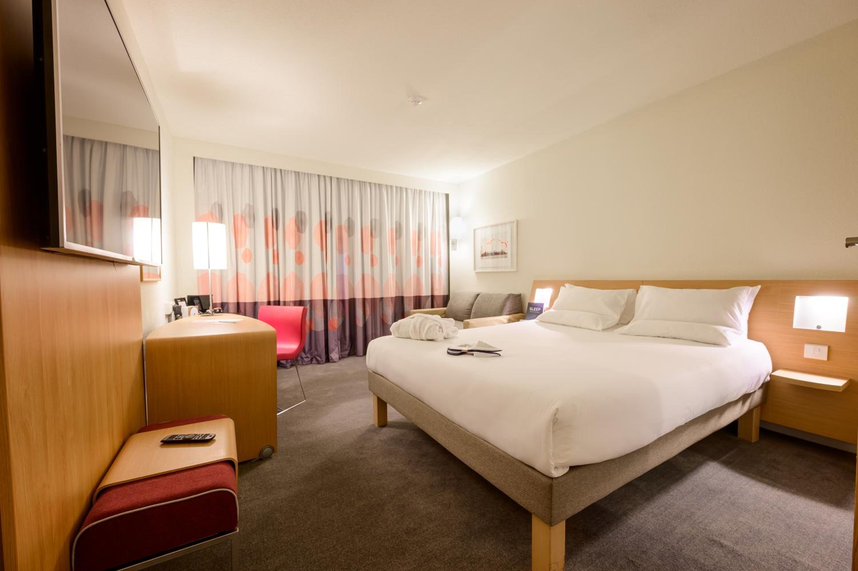 Executive Room with 1 Queen Bed and Sofa - Photo 4