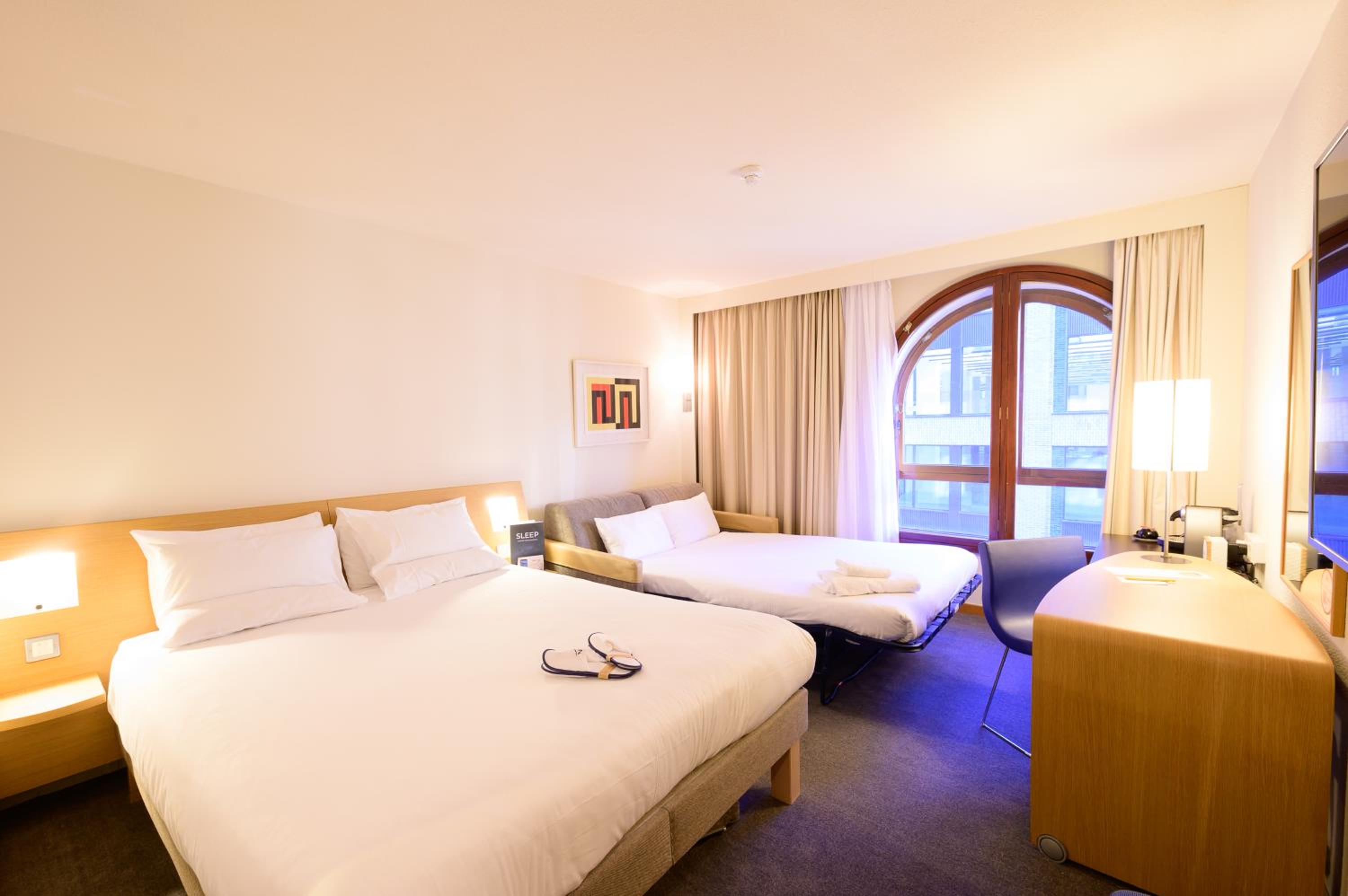 Superior Room with One Double Bed and One Sofa Bed - Photo 4