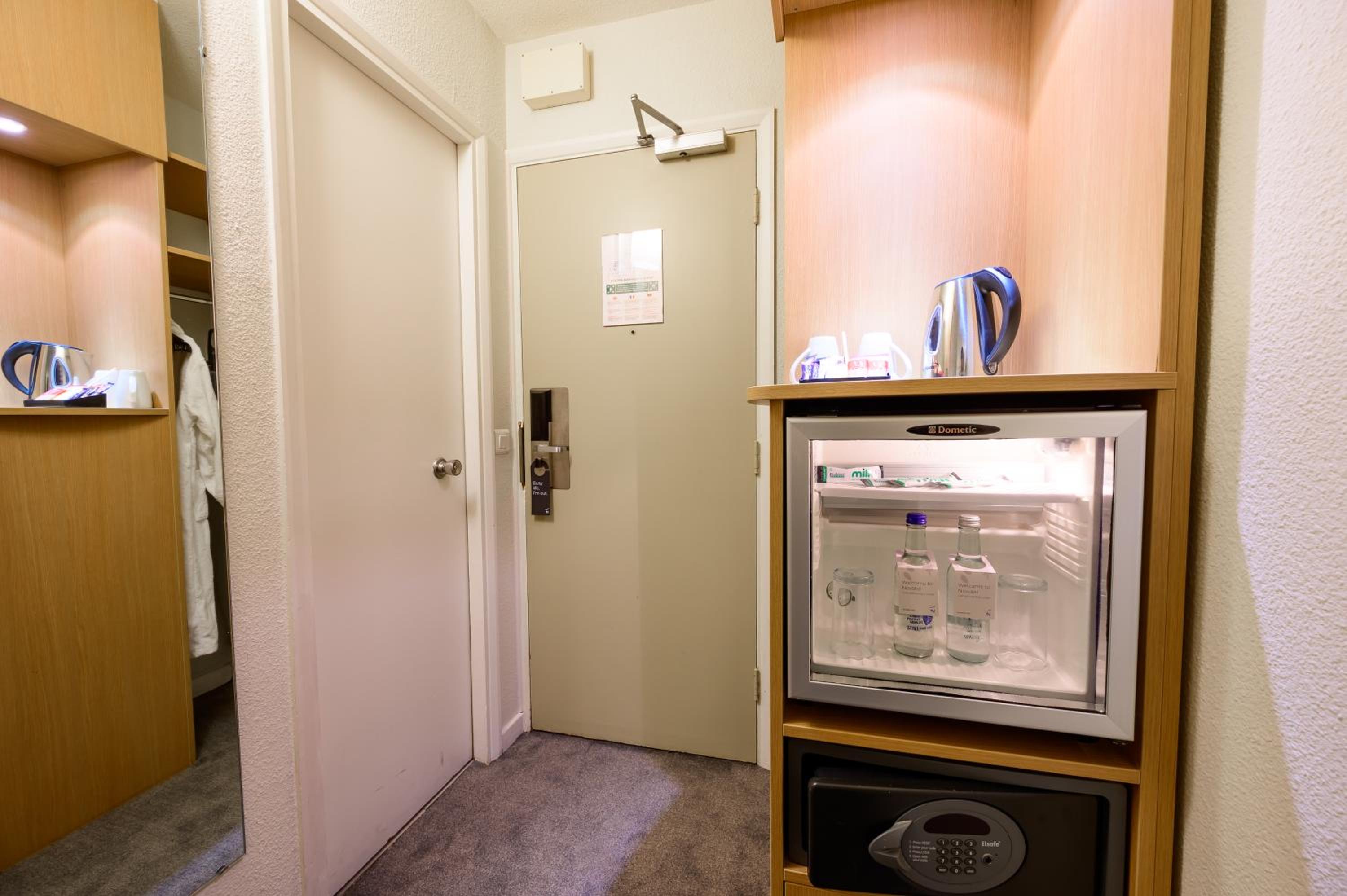 Executive Room with 1 Queen Bed and Sofa - Photo 3