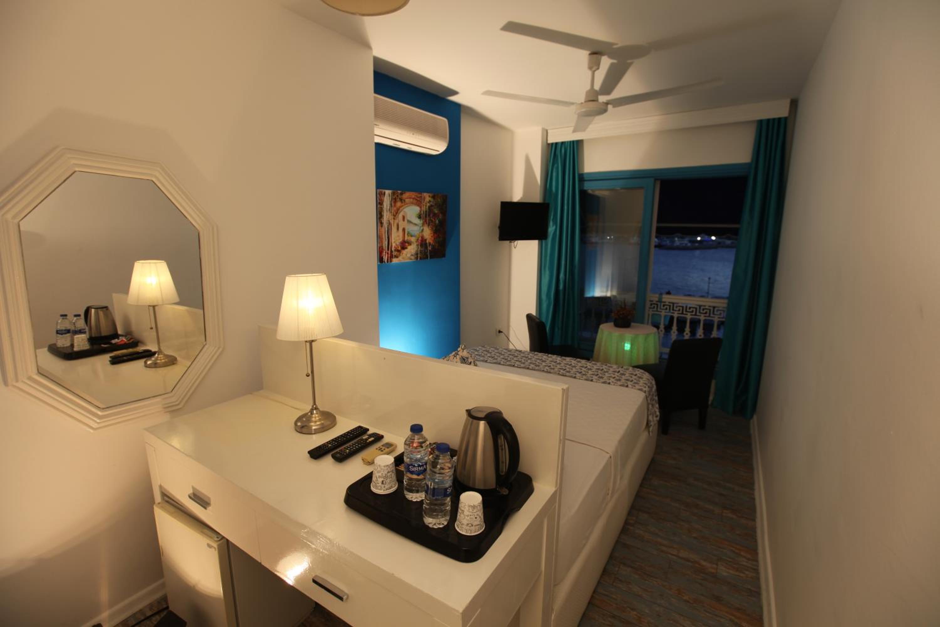 Double Room with Sea View - Photo 3