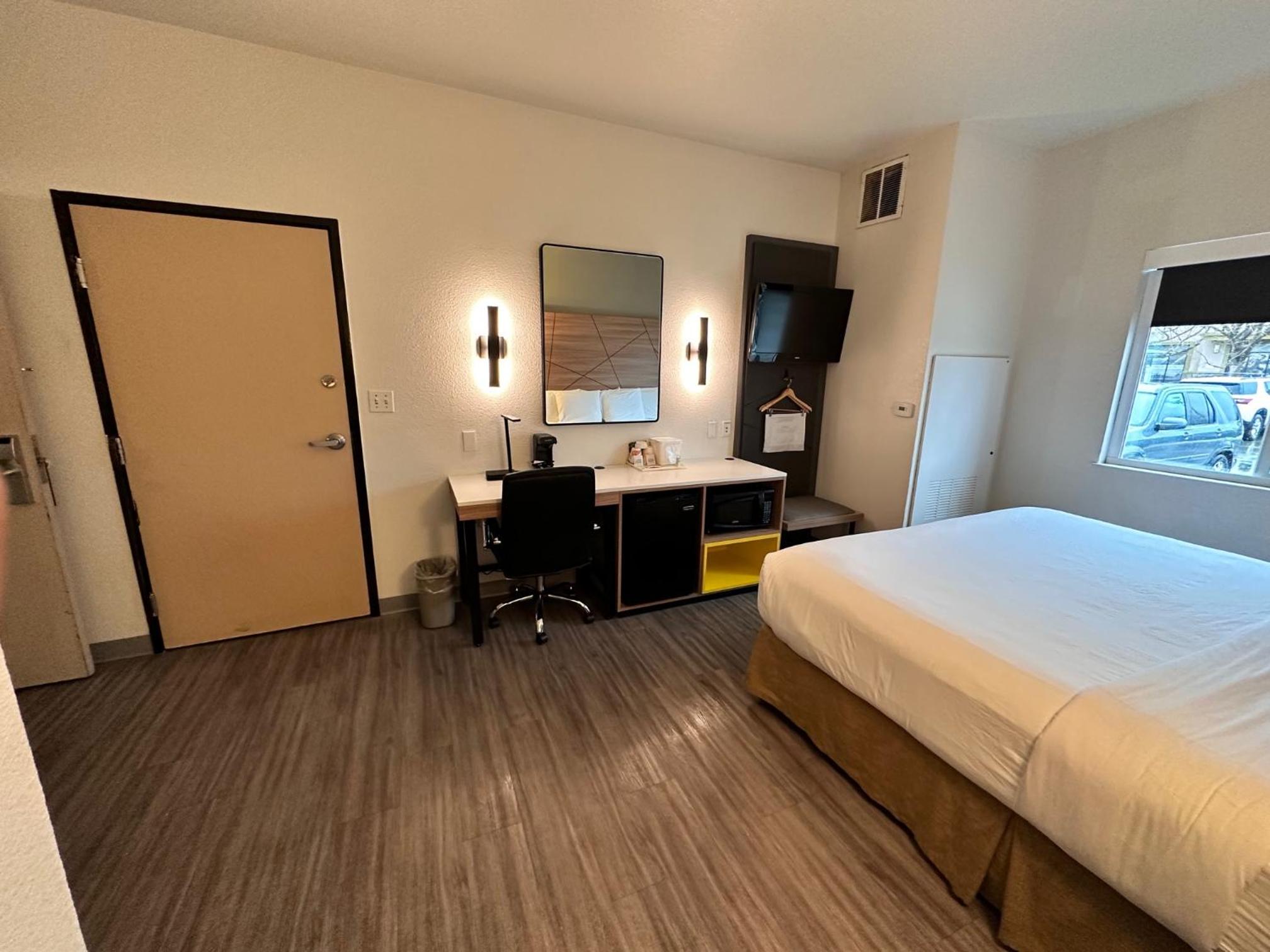 Queen Room - Non-Smoking - Photo 2