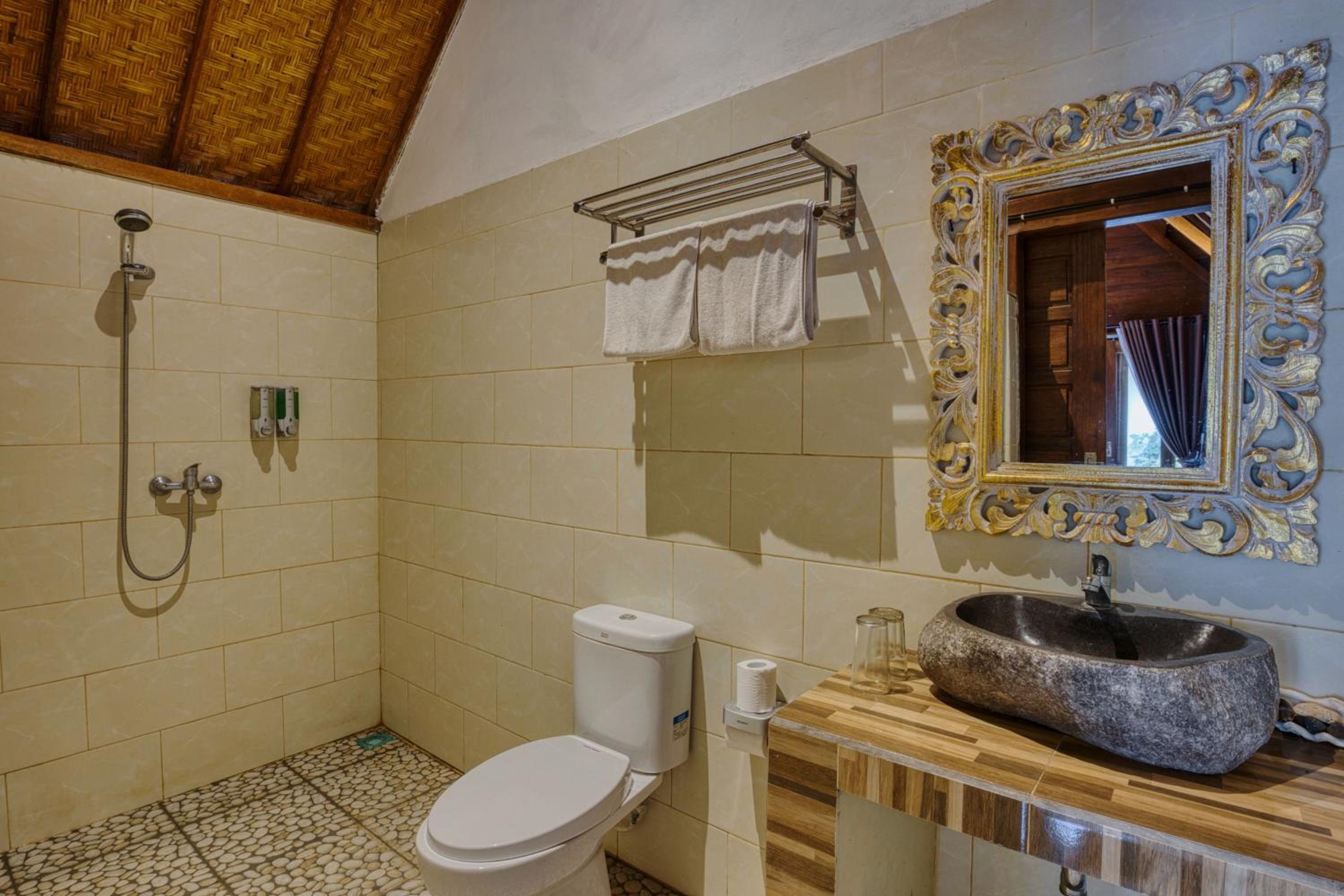 Deluxe Double Room with Balcony - Photo 8