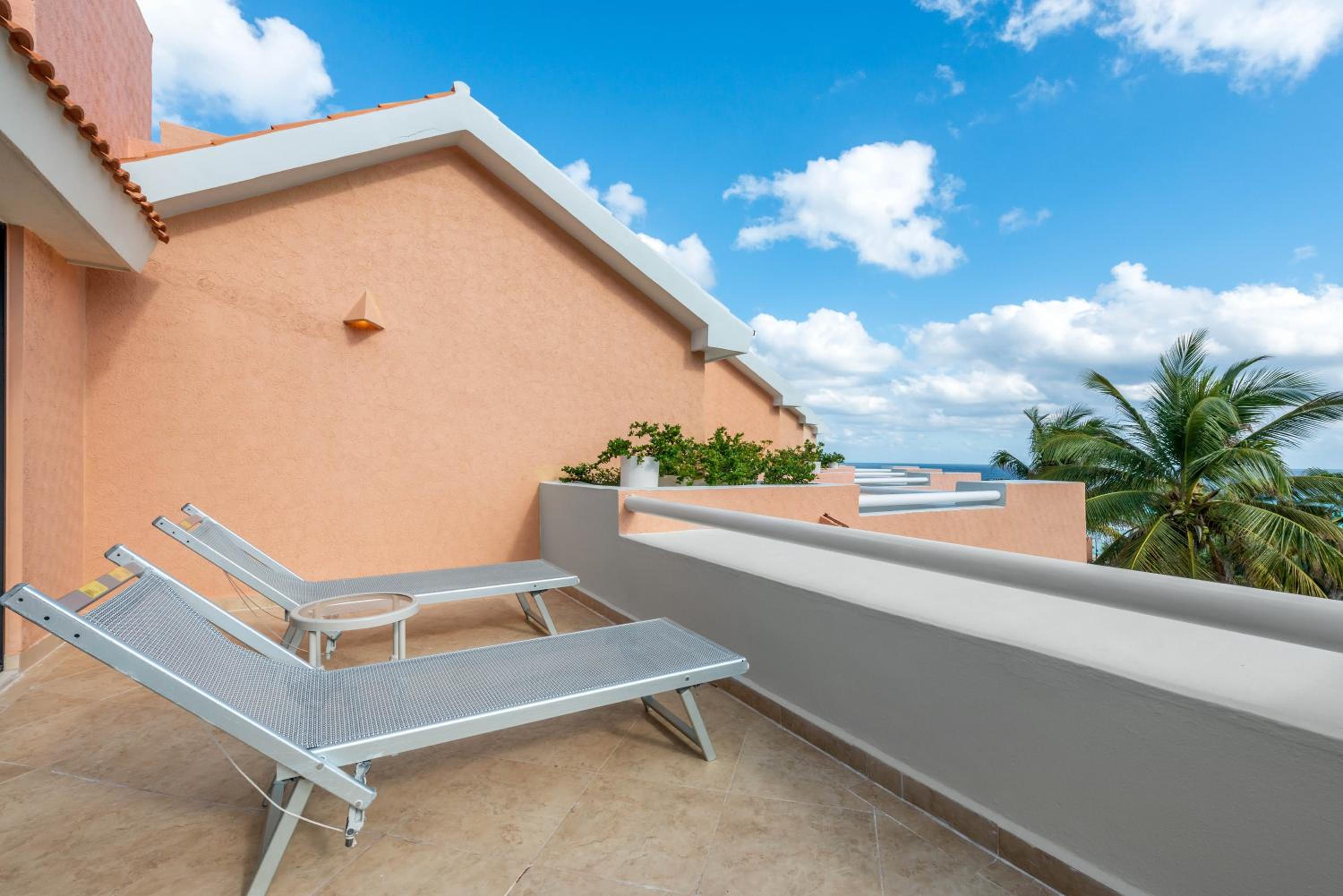 Three-Bedroom Deluxe Villa with Two King Beds and Two Double Beds - Non-Smoking - Photo 4