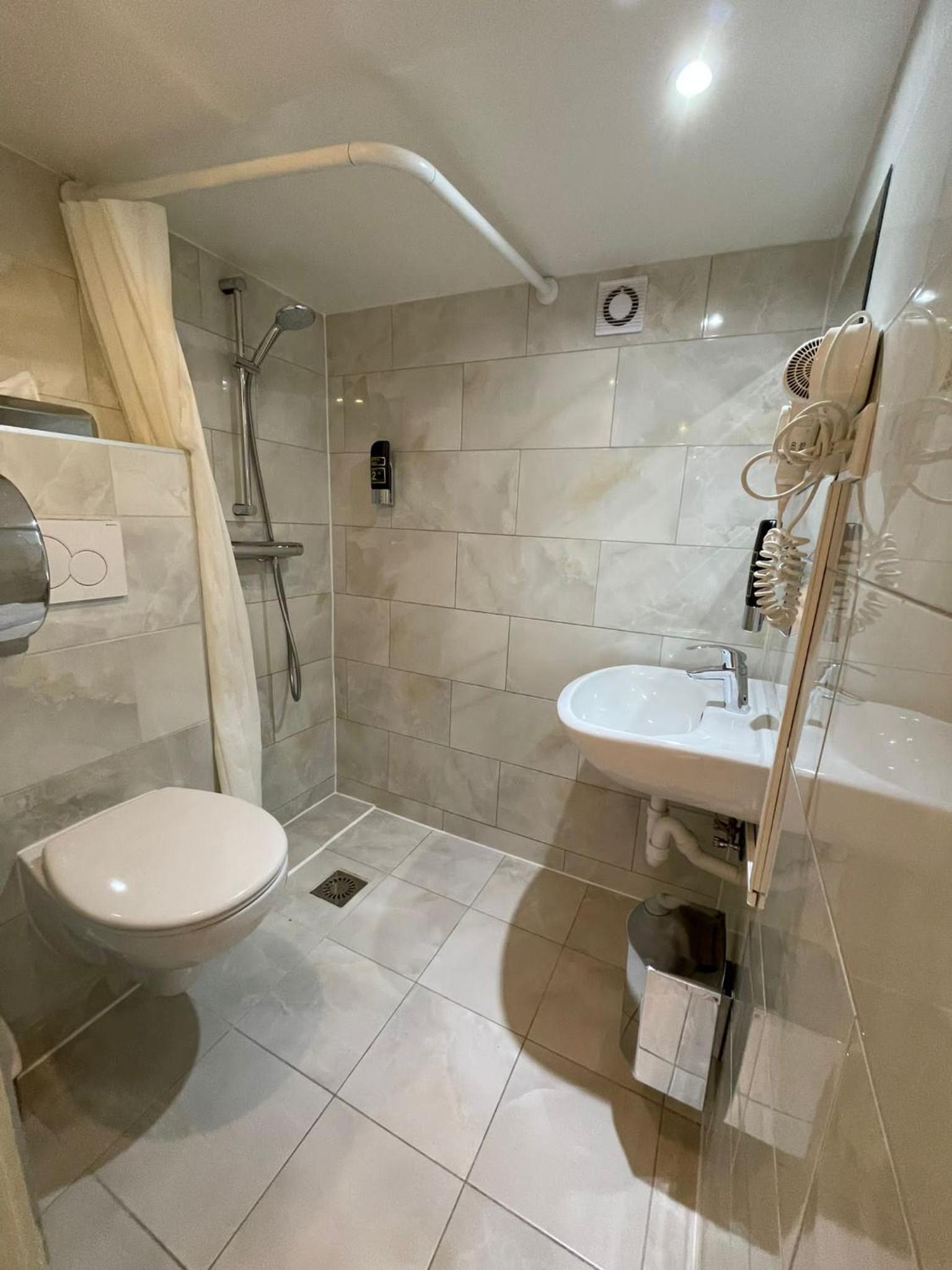 Room for 5 People with Private Bathroom