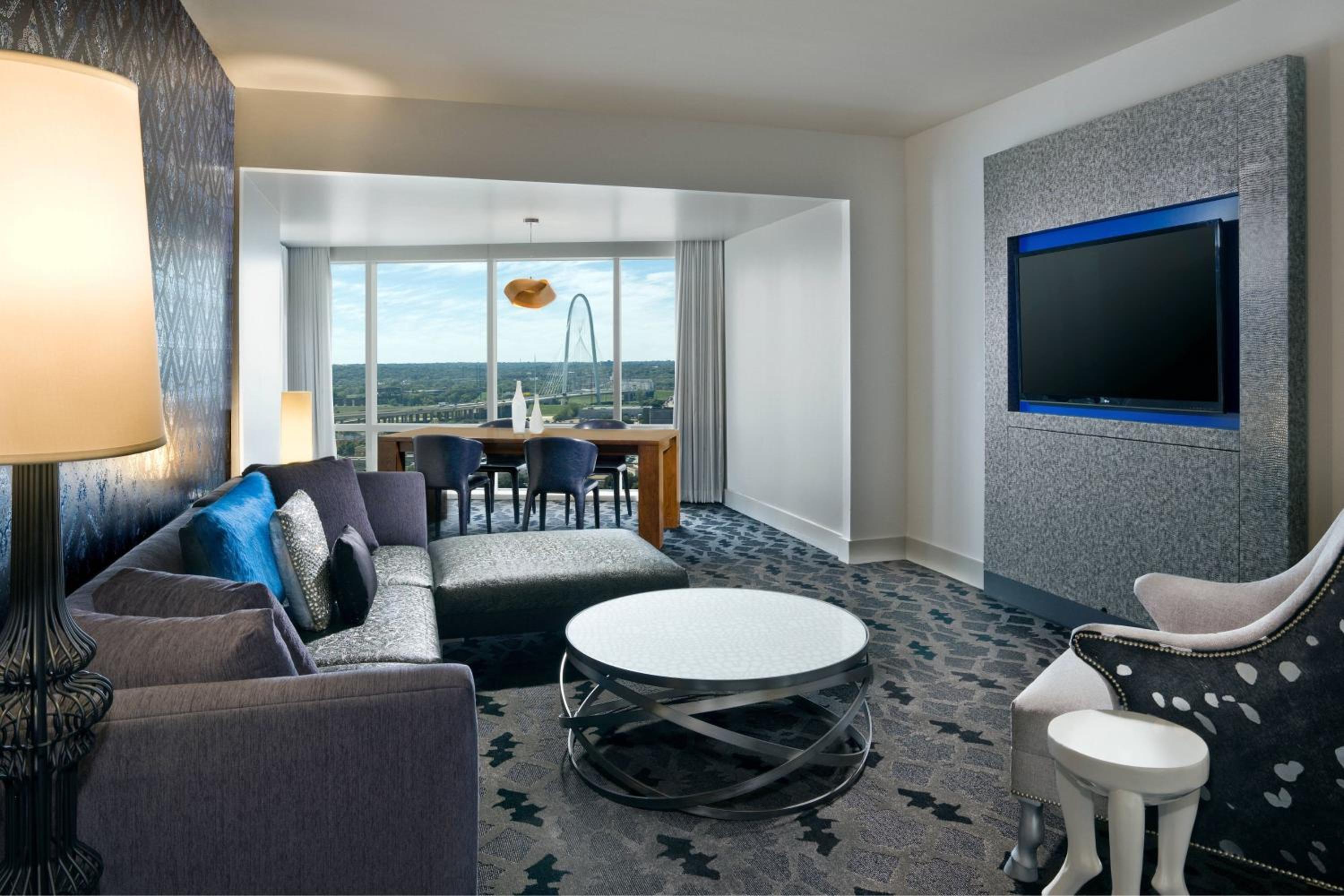 Supreme King Suite with Bridge View and Partial City View - Photo 3