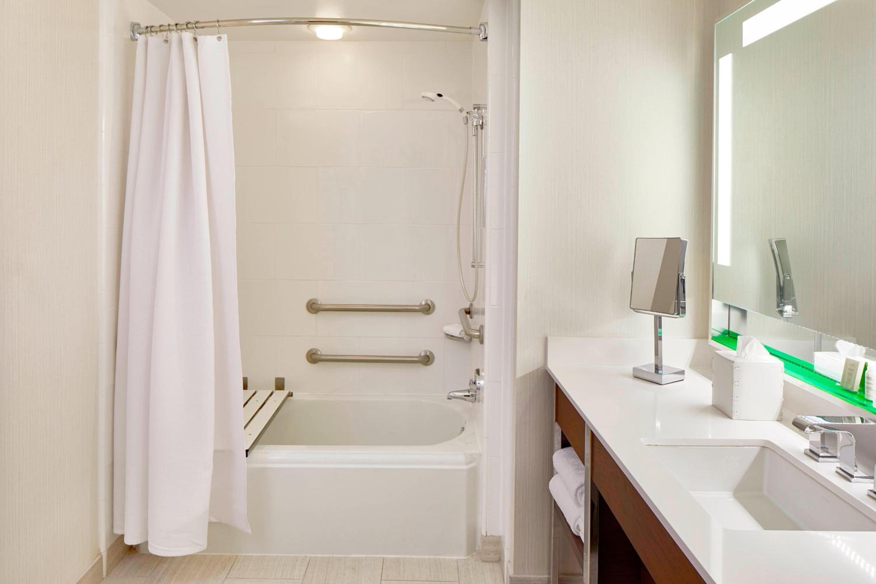 Corner King Room with Adapted Tub - Mobility Accessible - Photo 2