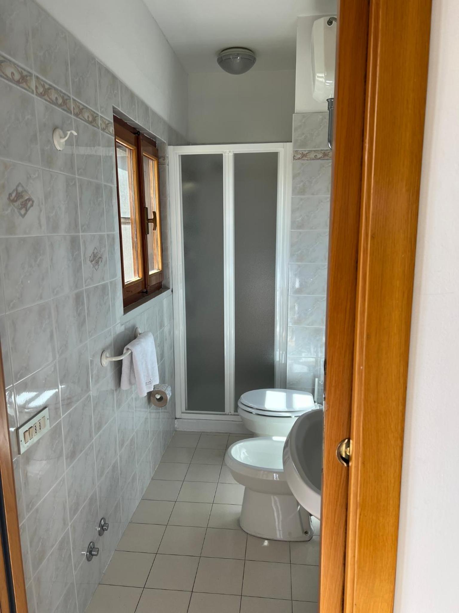 Double Room with Balcony - Photo 8