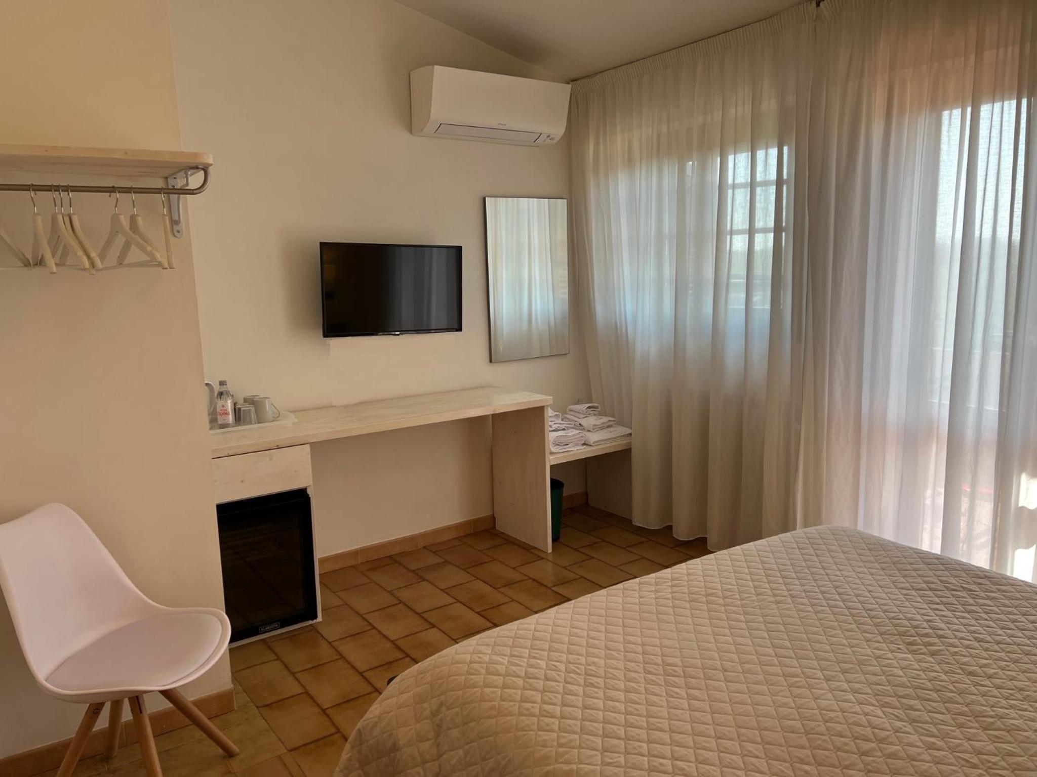 Double Room with Balcony - Photo 3