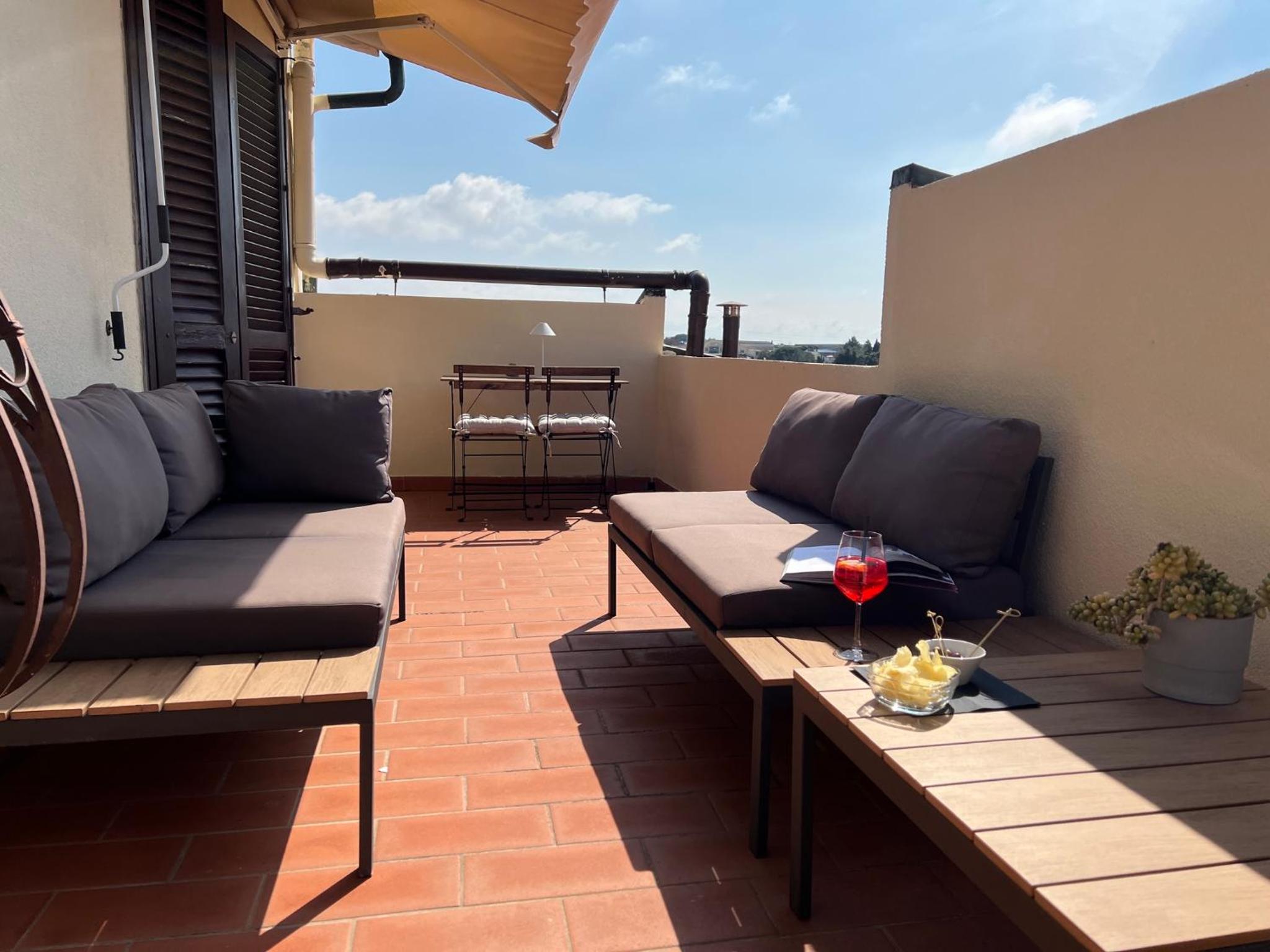Double Room with Balcony - Photo 16