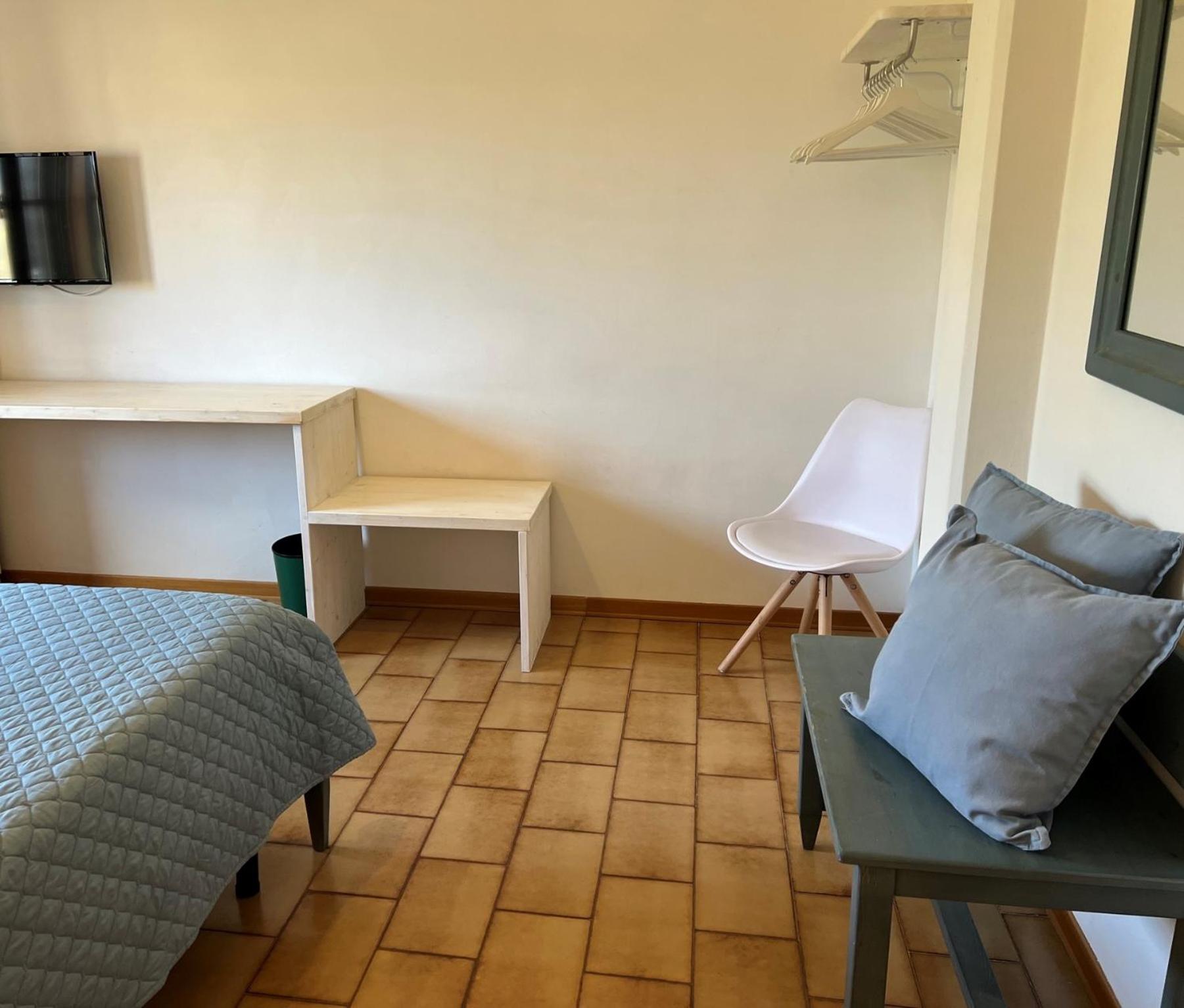 Deluxe Double Room - Photo 11
