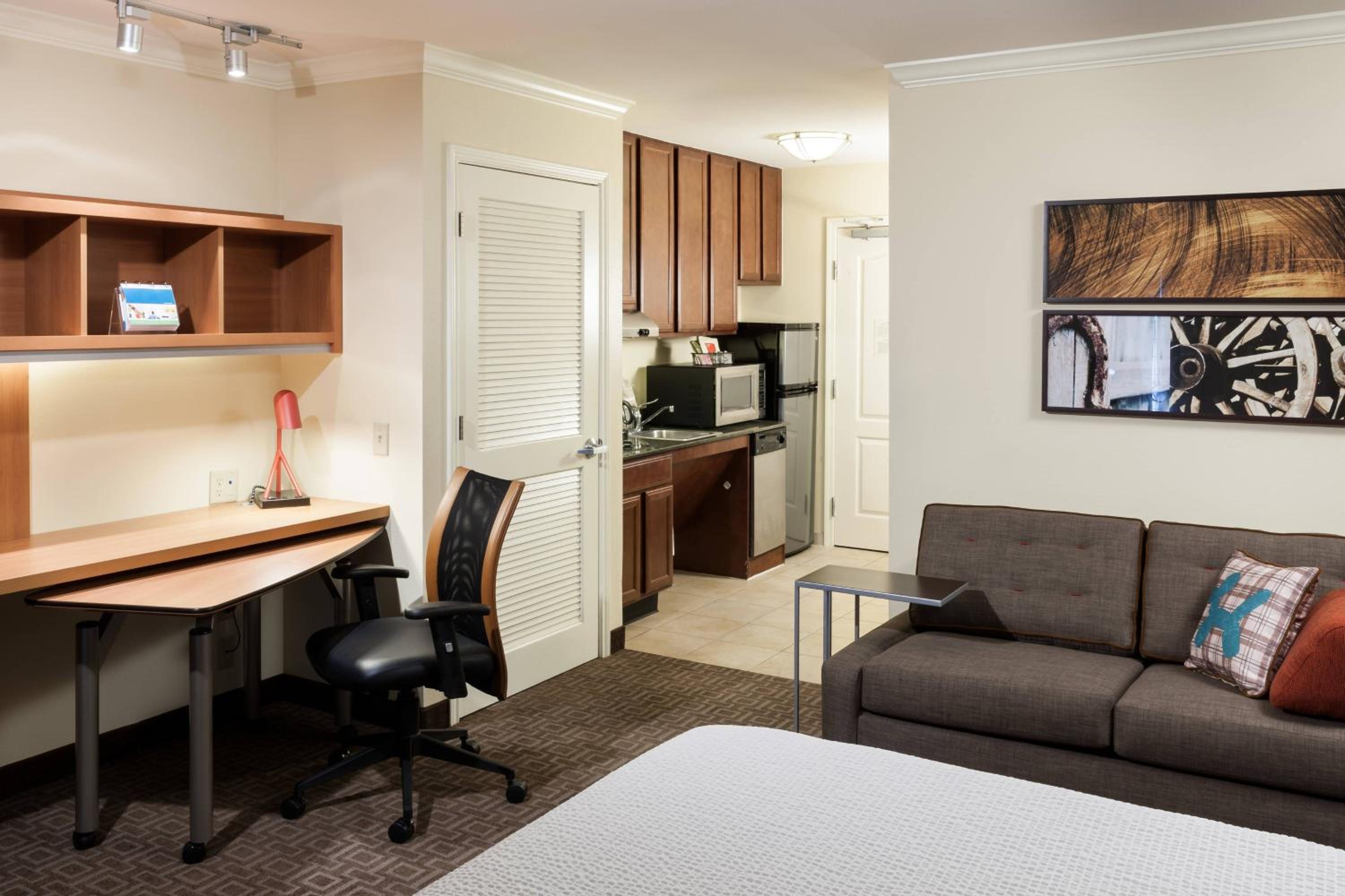 King Studio with Sofa Bed - Photo 3