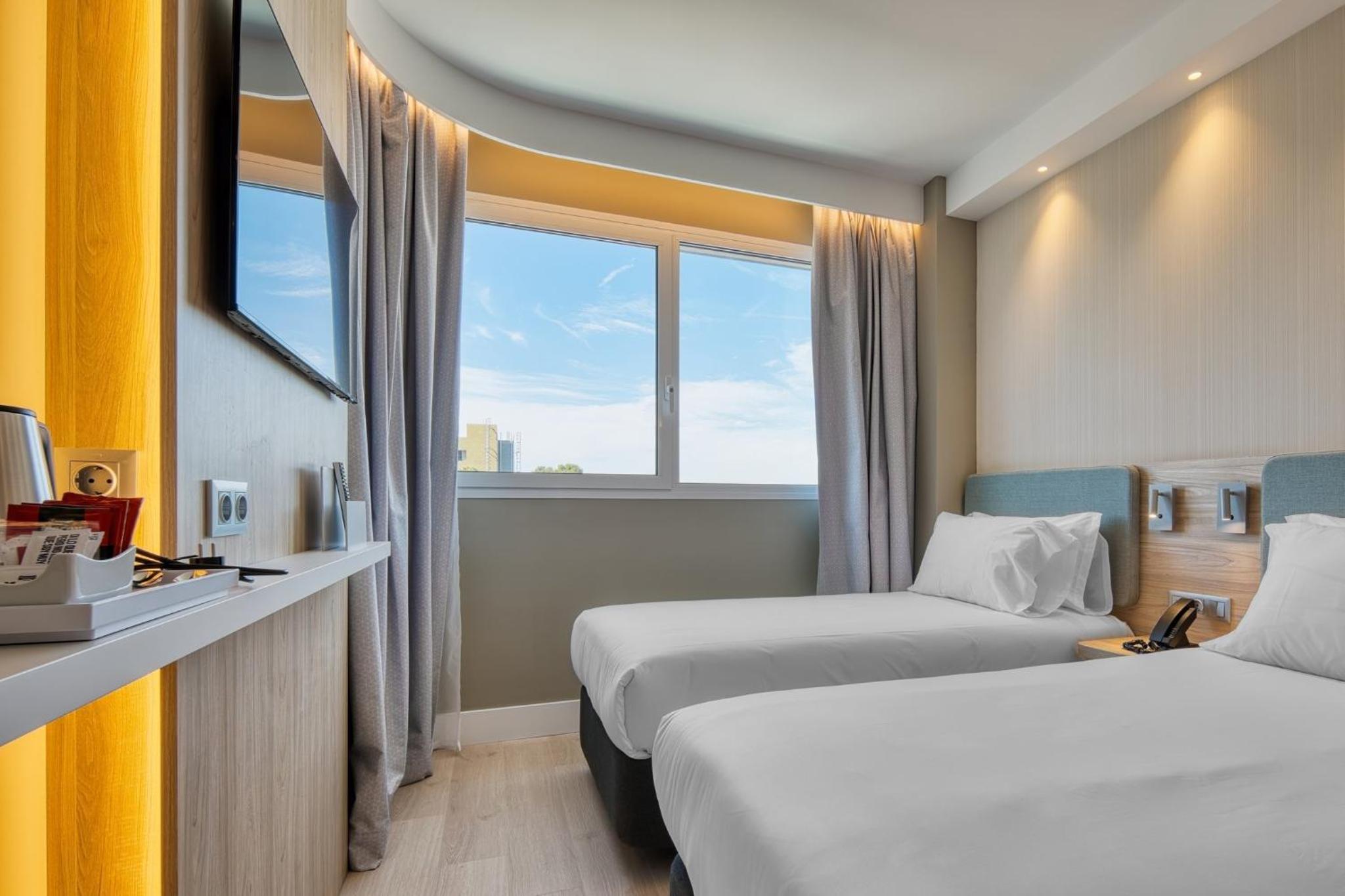Standard Twin Room with Free Breakfast - Photo 15