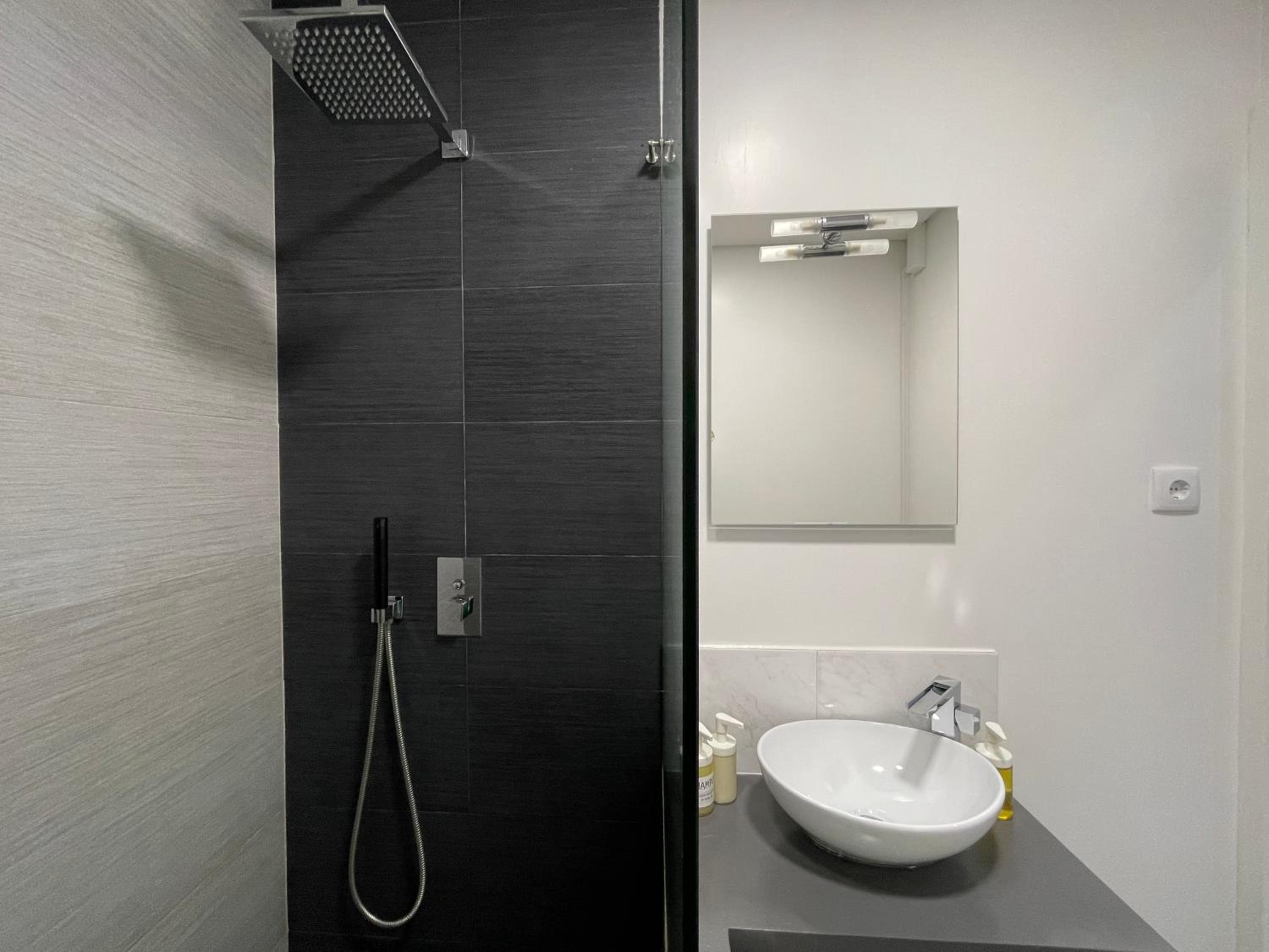 One-Bedroom Apartment - Photo 6