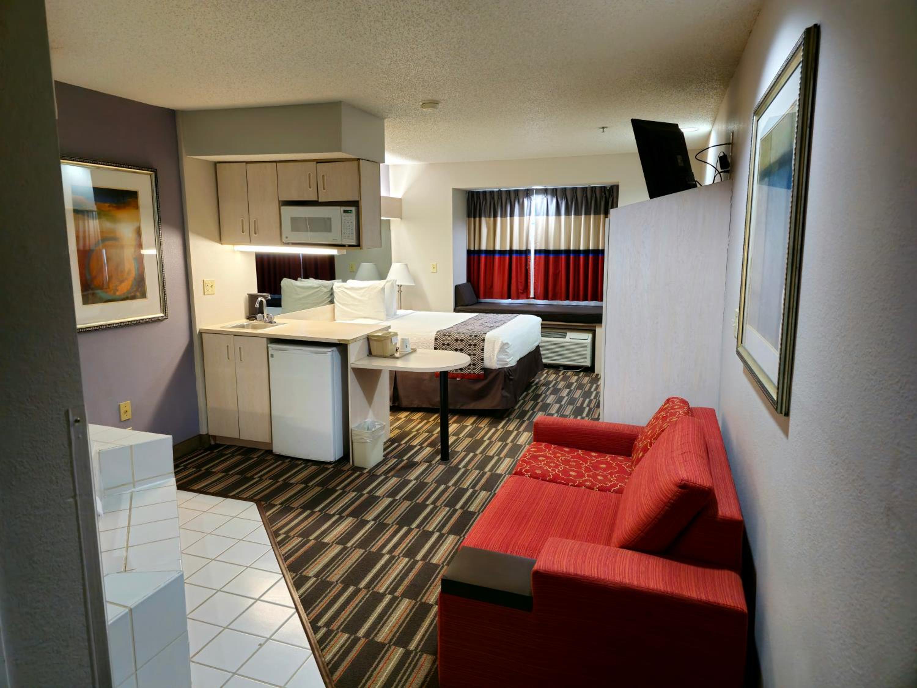 Deluxe Queen Studio Suite - Non-Smoking