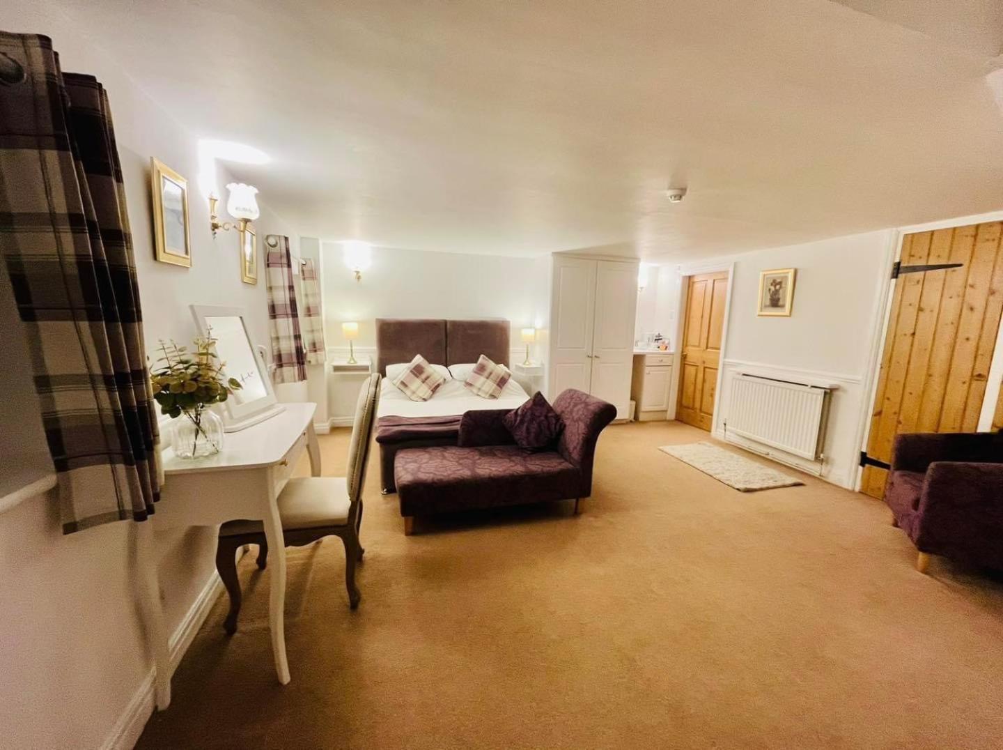 Standard King Room photo 3