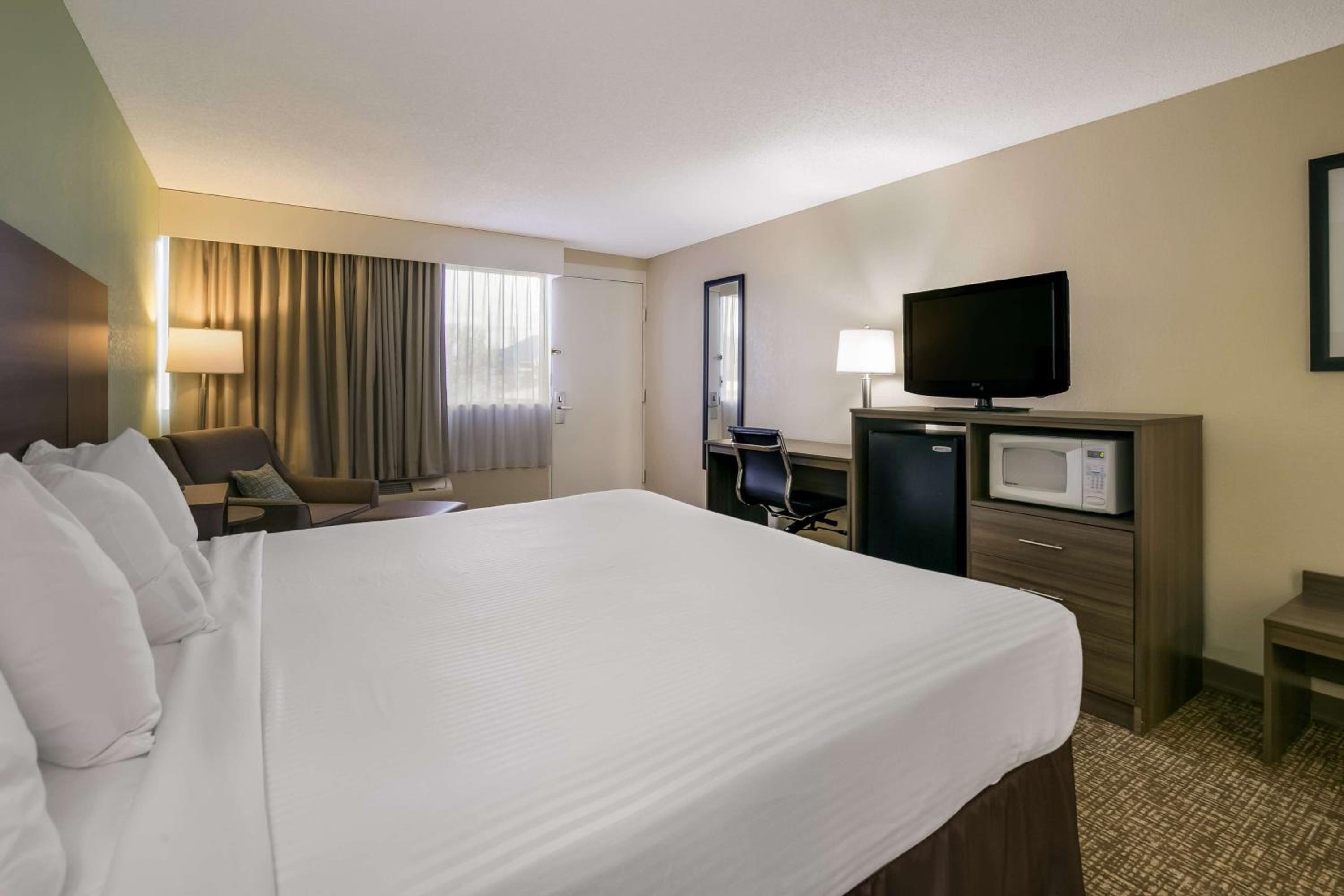 King Room with Balcony - Non-Smoking photo 3