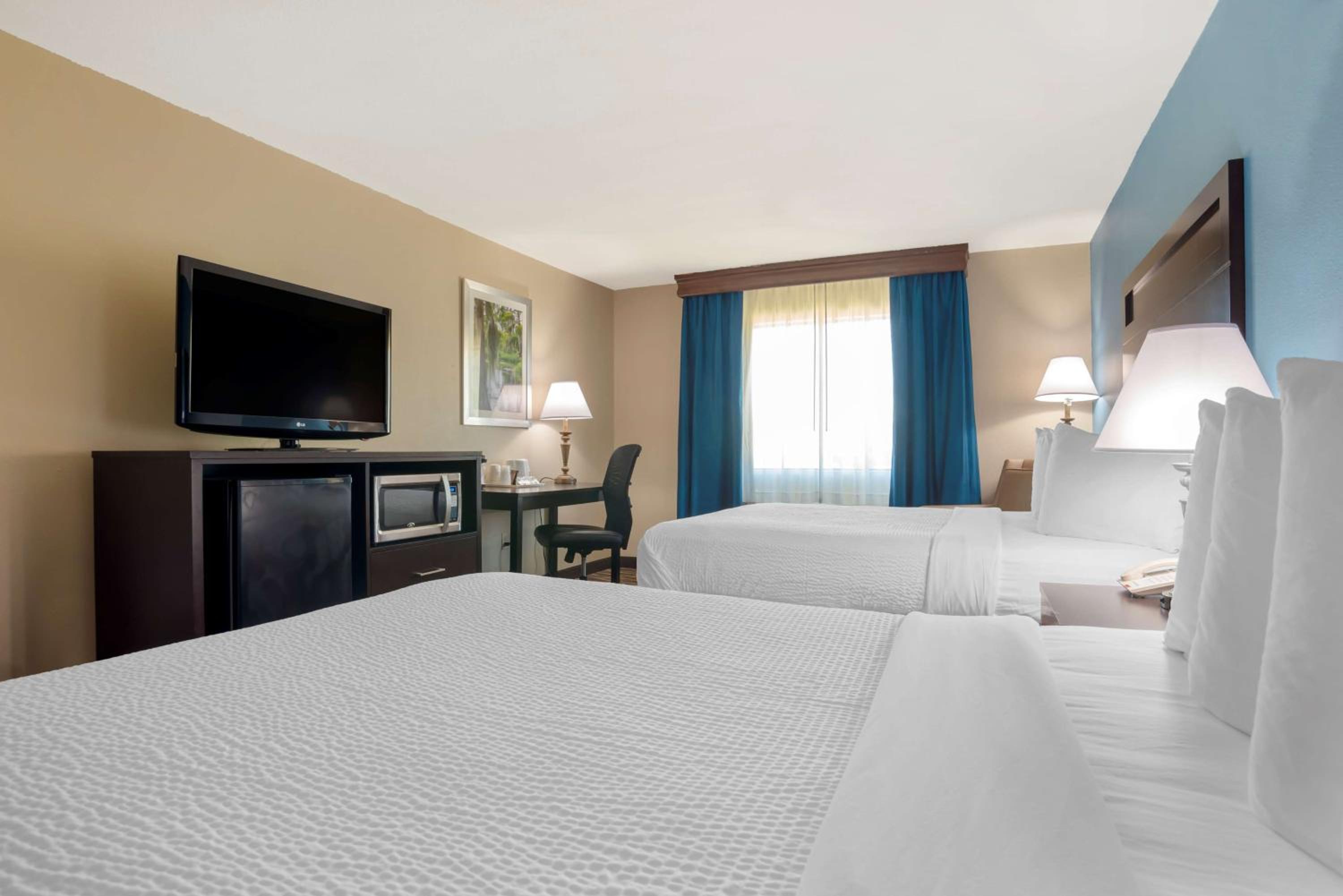 Queen Room with Two Queen Beds - Non-Smoking photo 2