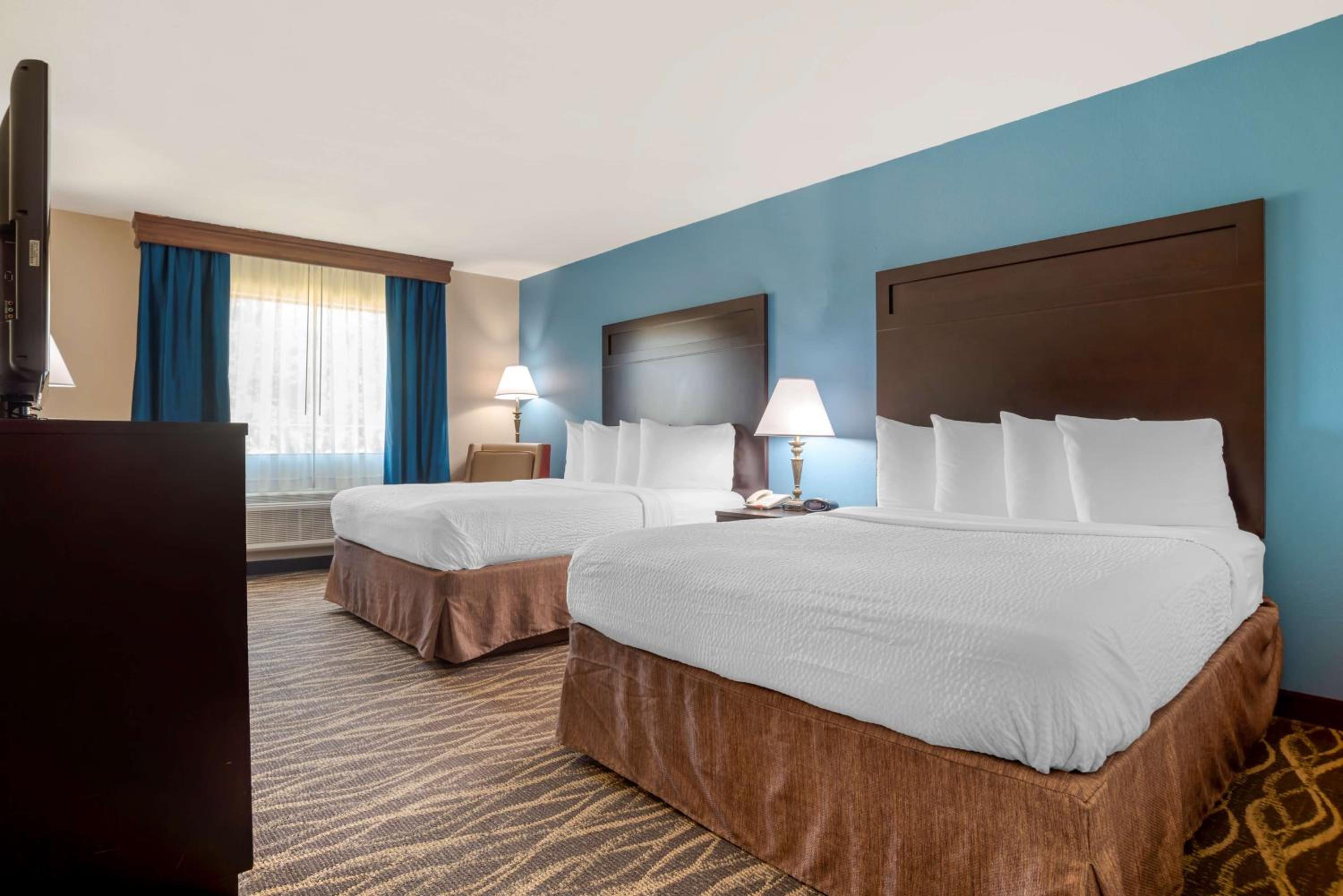 Queen Room with Two Queen Beds - Non-Smoking photo 1