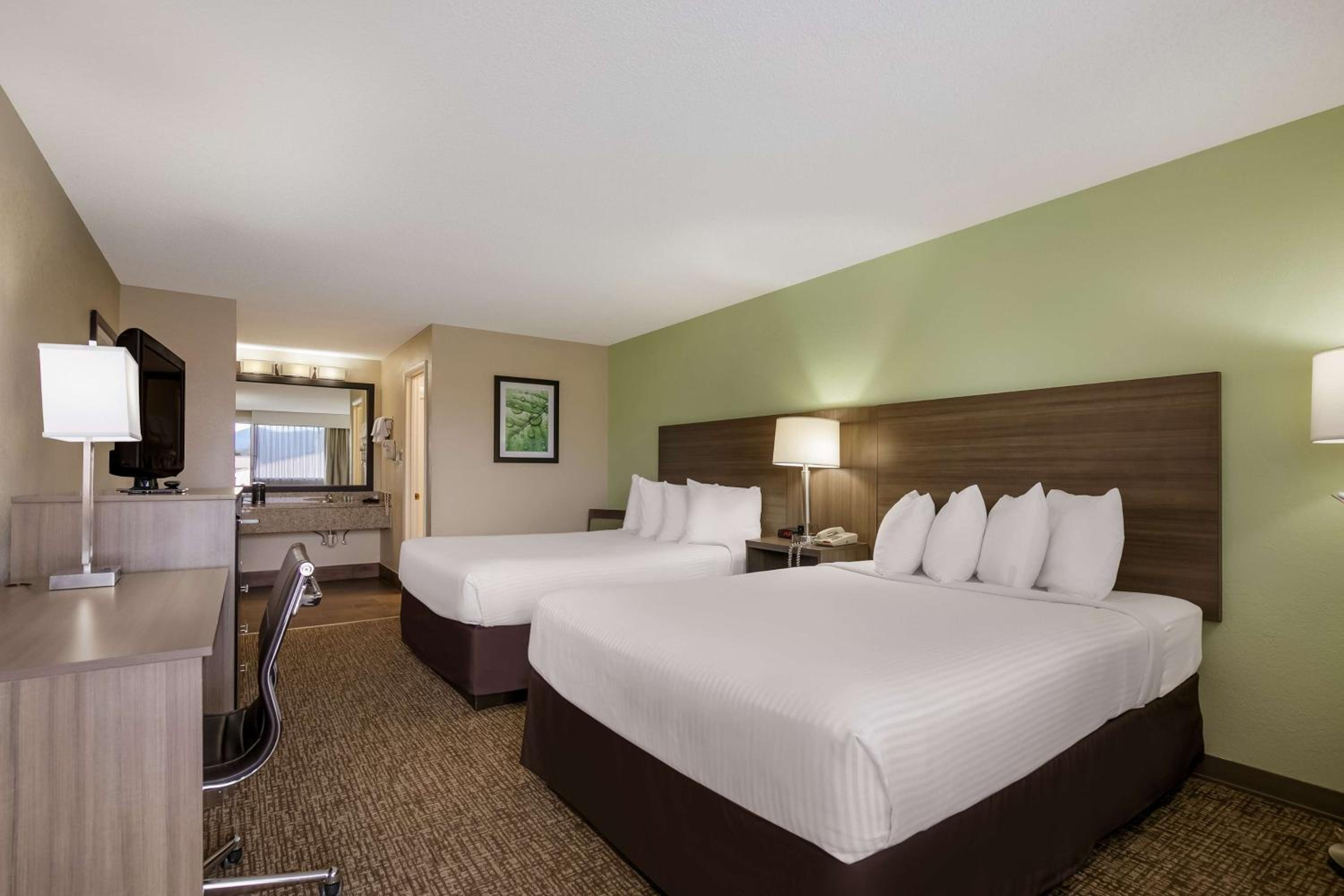 Queen Room with Two Queen Beds - Non-Smoking photo 3