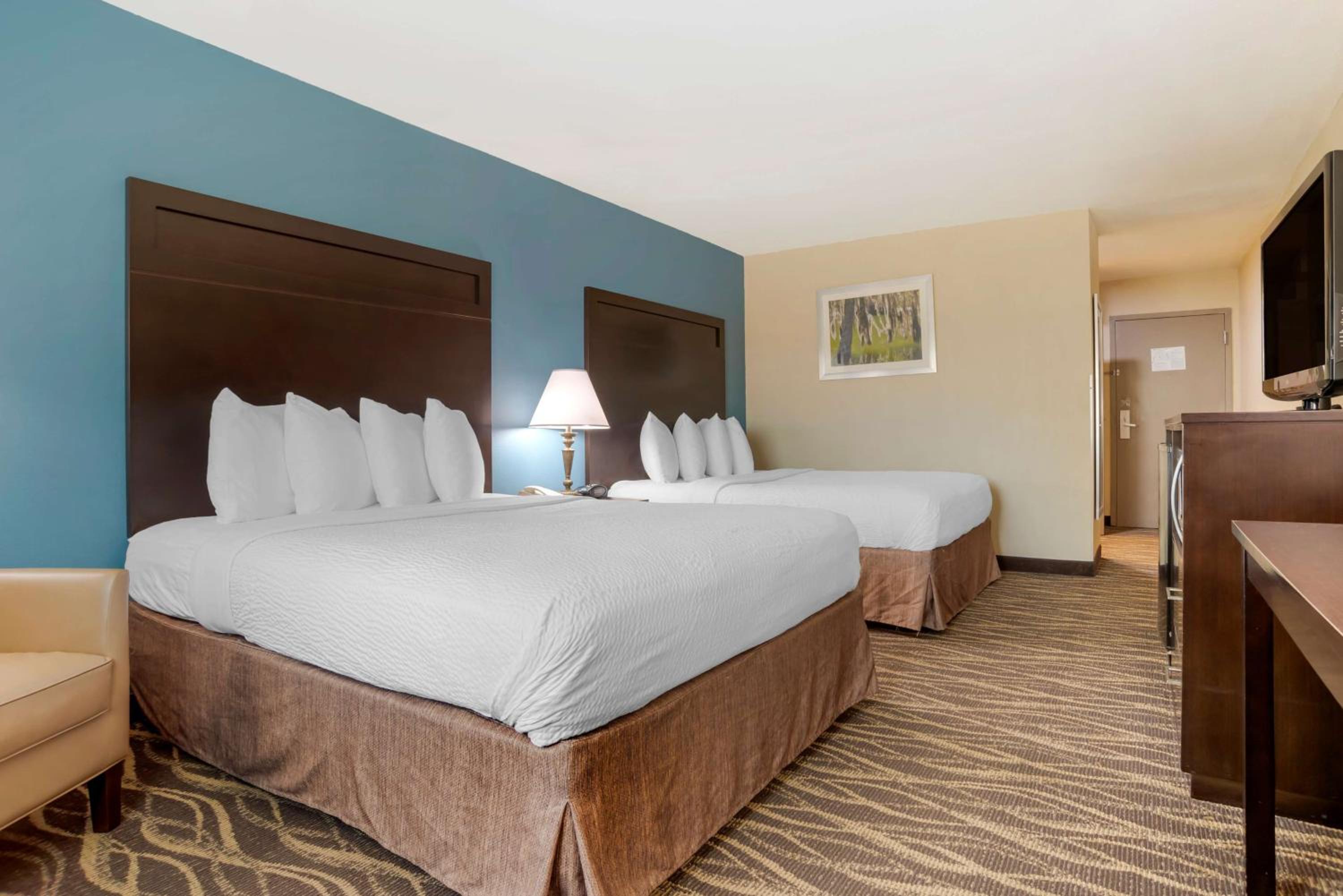 Queen Room with Two Queen Beds - Non-Smoking photo 3