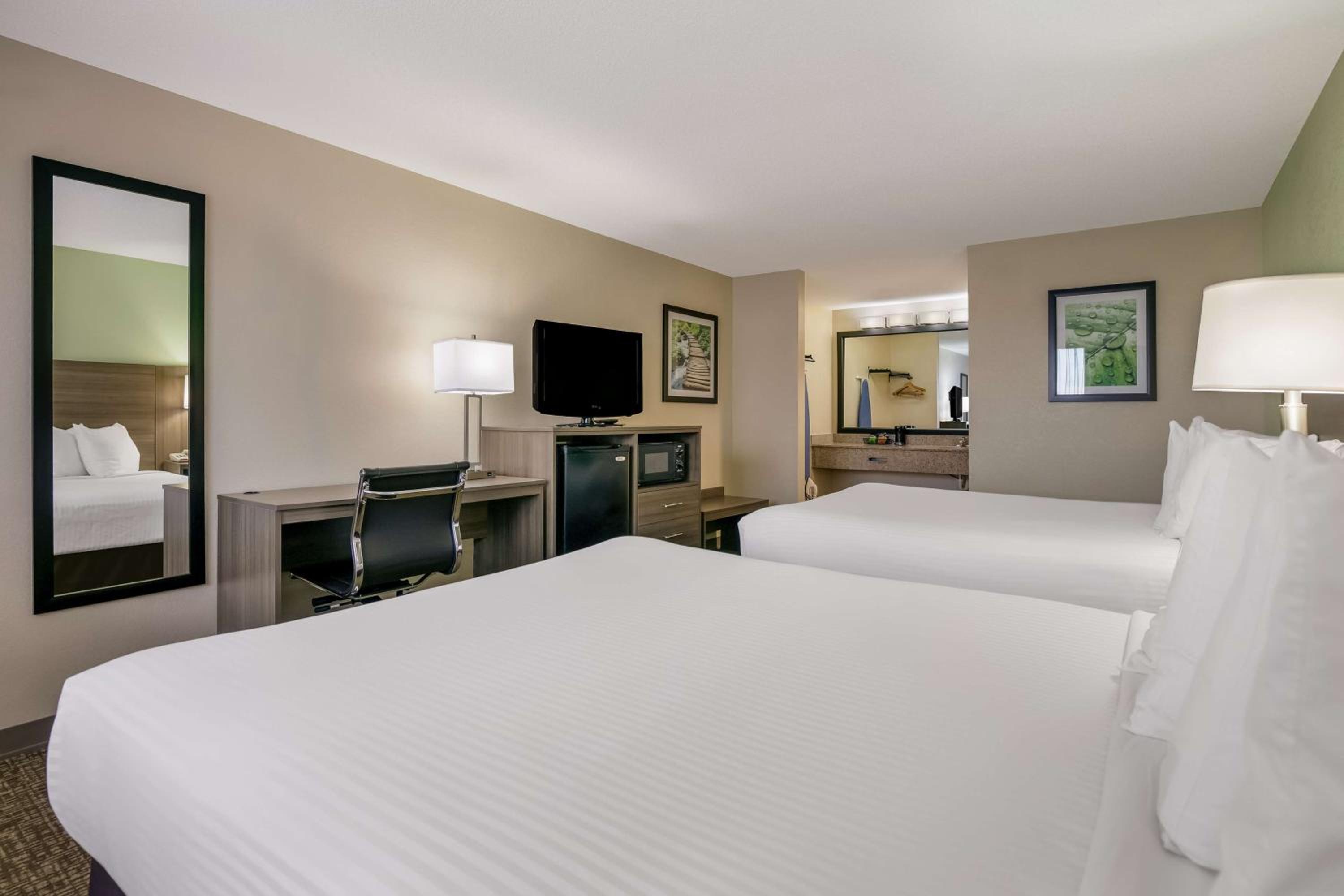 Queen Room with Two Queen Beds and Balcony - Non-Smoking photo 3