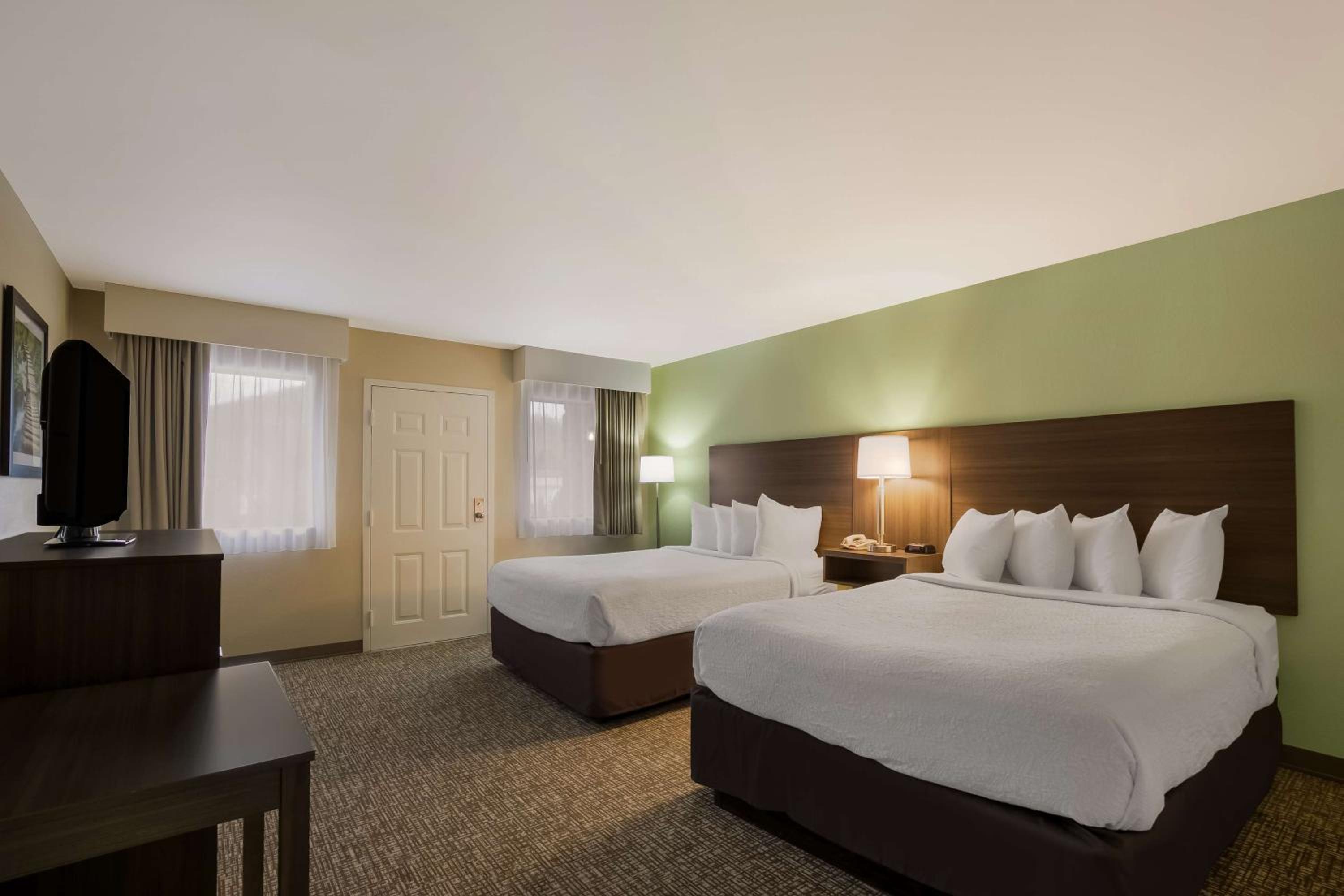 Queen Room with Two Queen Beds - Smoking photo 1