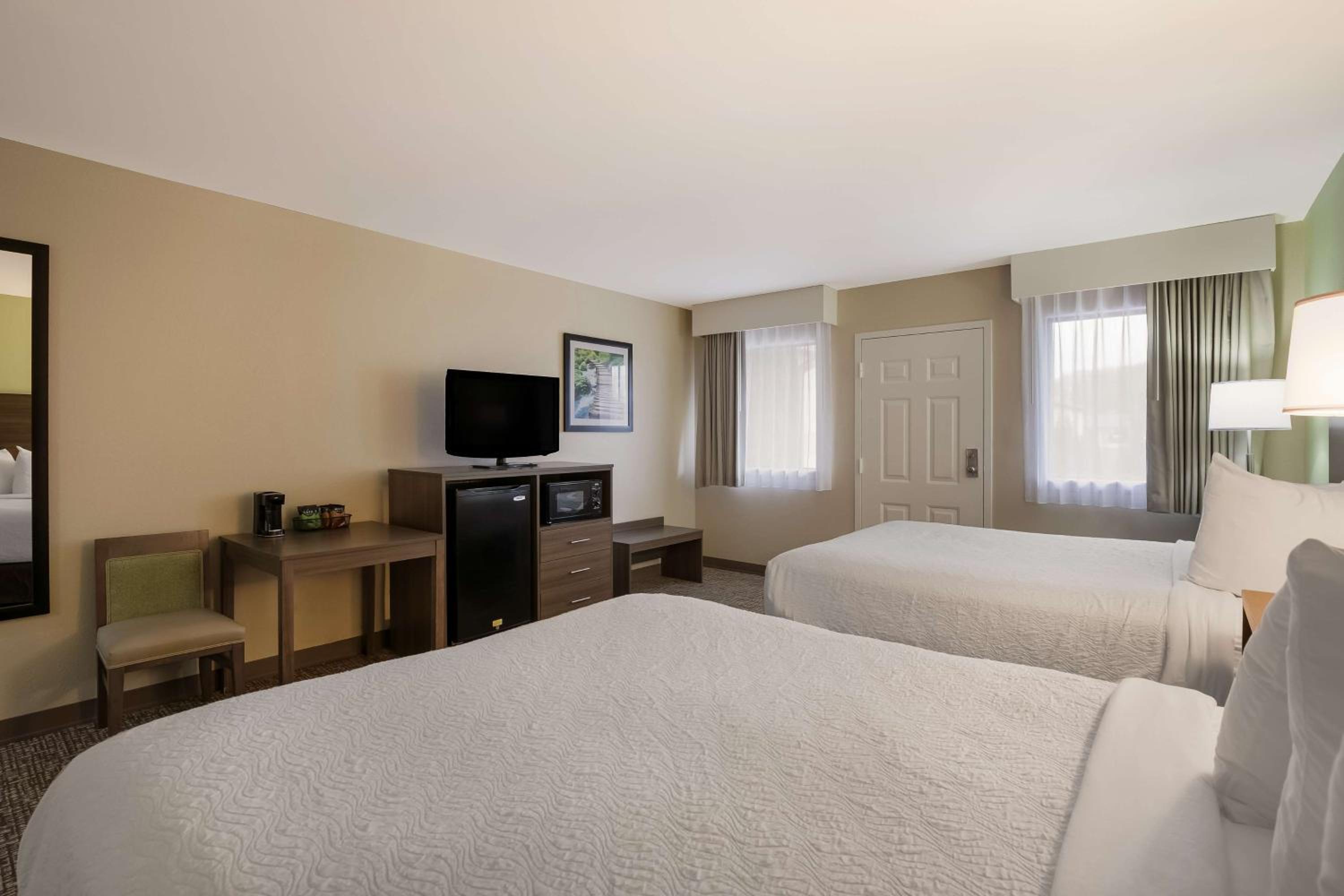 Queen Room with Two Queen Beds - Smoking photo 3