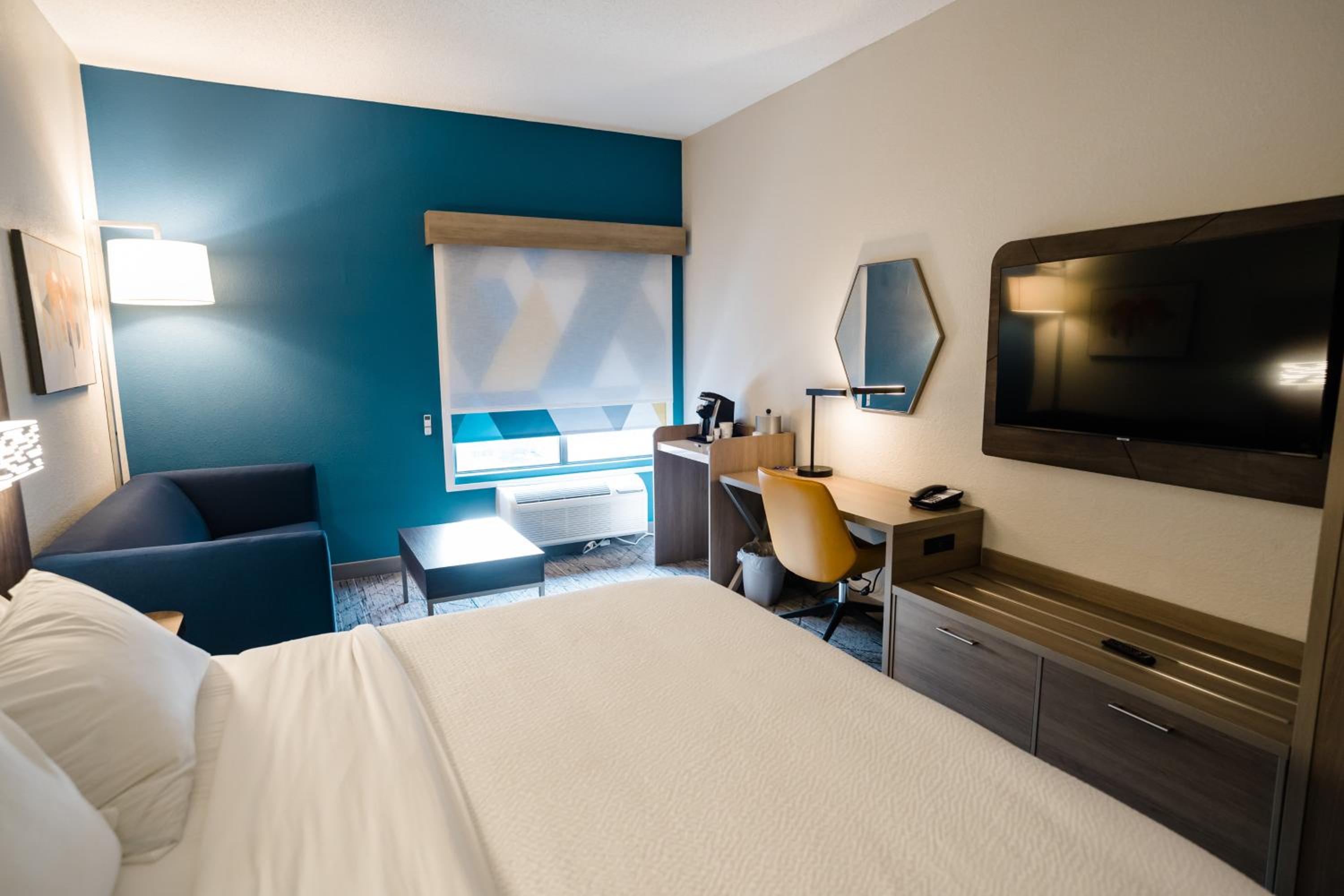 Standard King Room with Sofa Bed - Photo 4