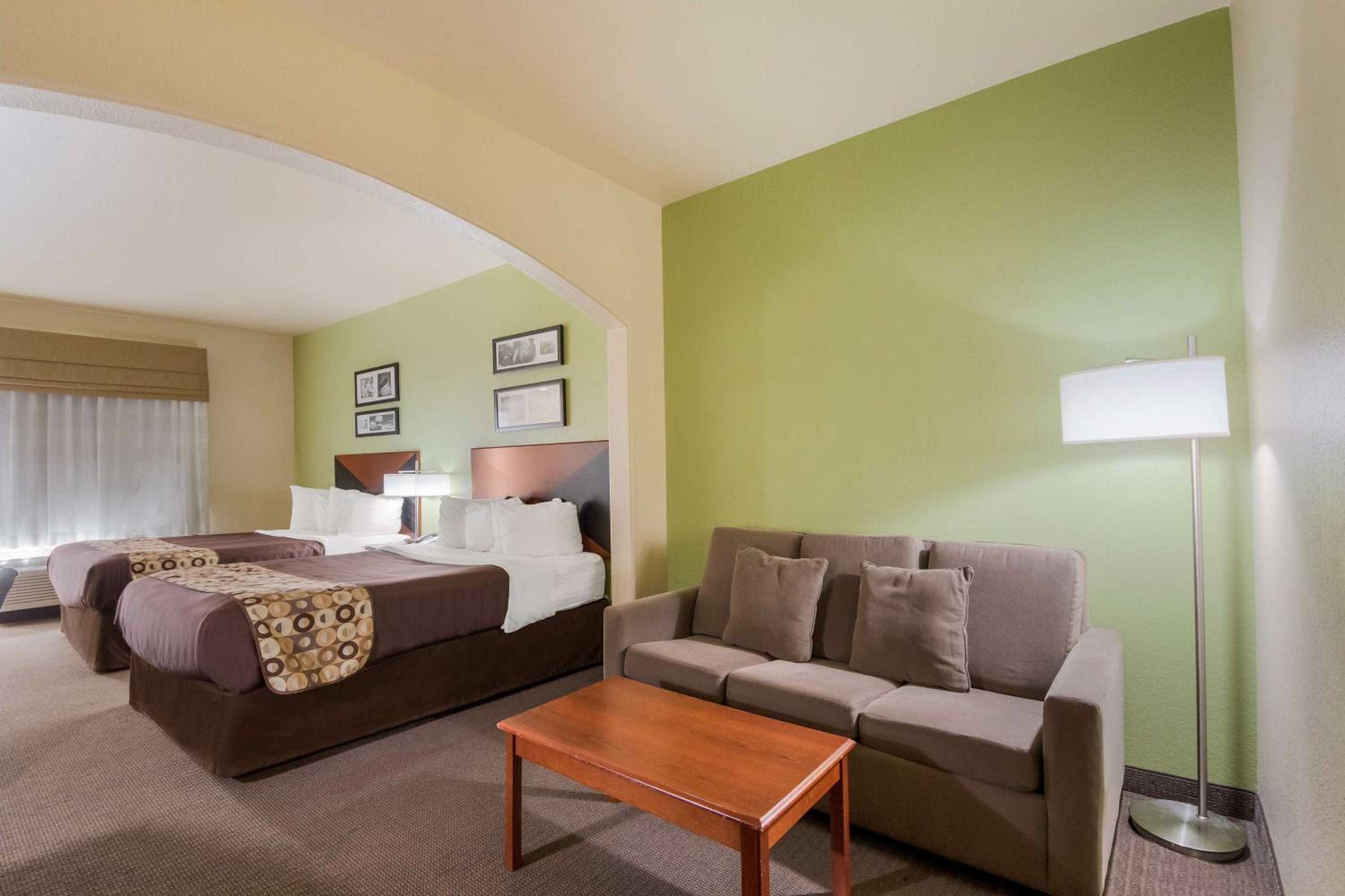 Deluxe Queen Suite