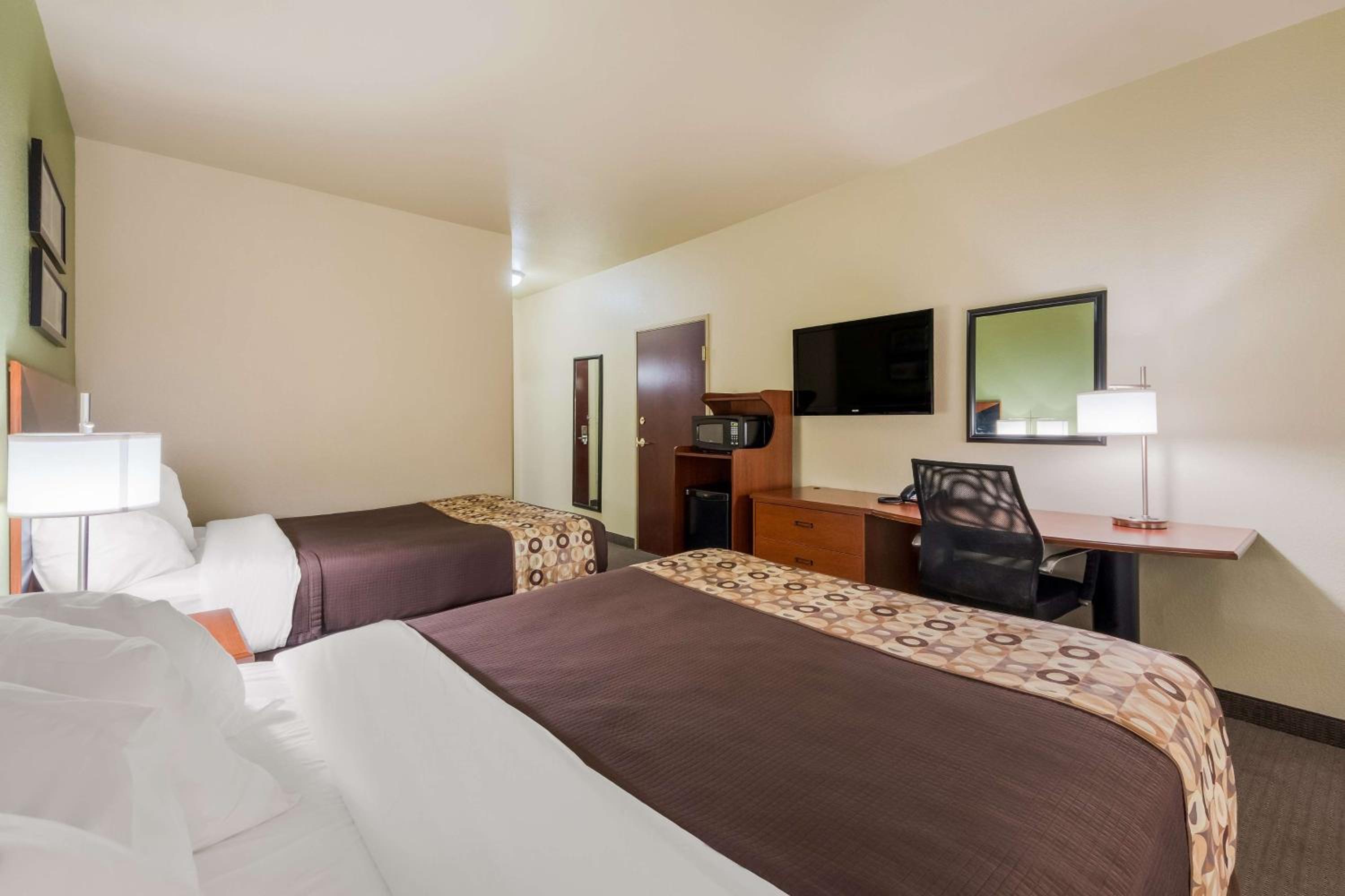 Queen Room with Two Queen Beds - Non-Smoking - Photo 4