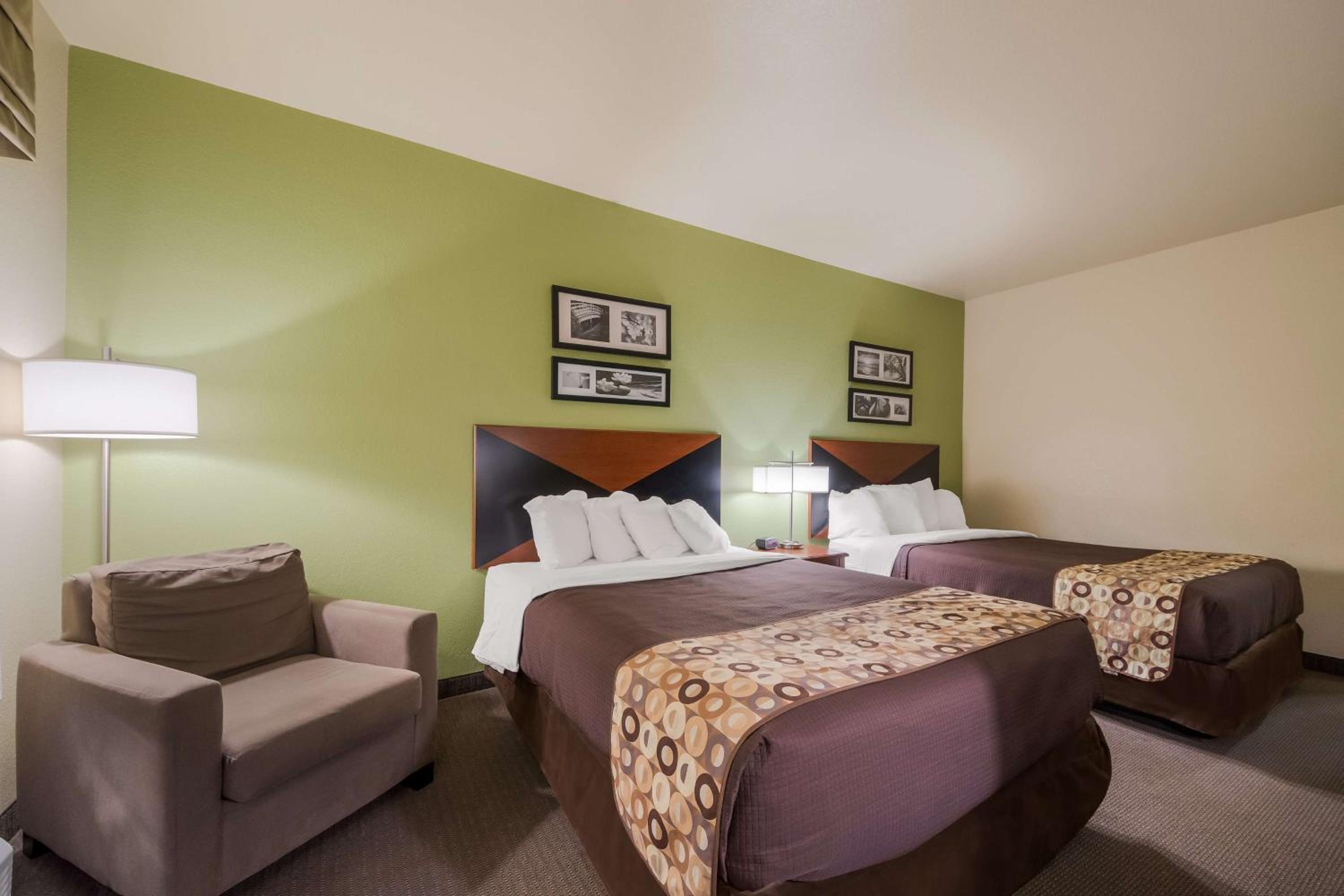 Queen Room with Two Queen Beds - Non-Smoking - Photo 1